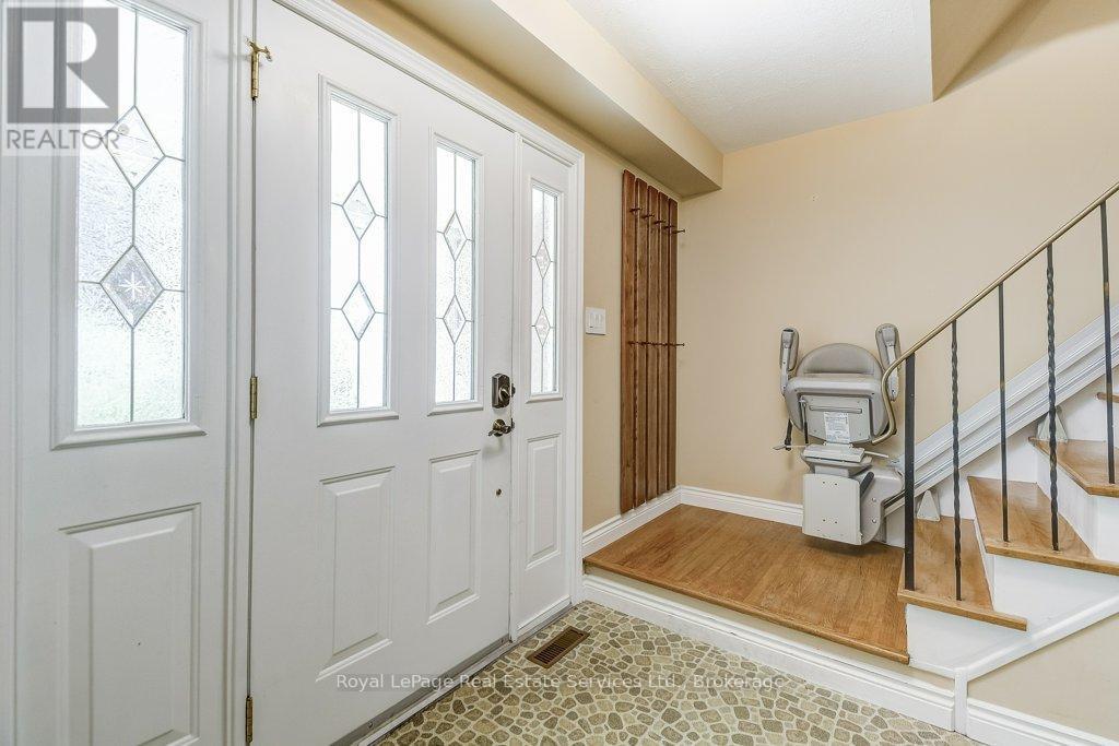 












3121 VICTORIA STREET

,
Oakville (BR Bronte),




Ontario
L6L1K3

