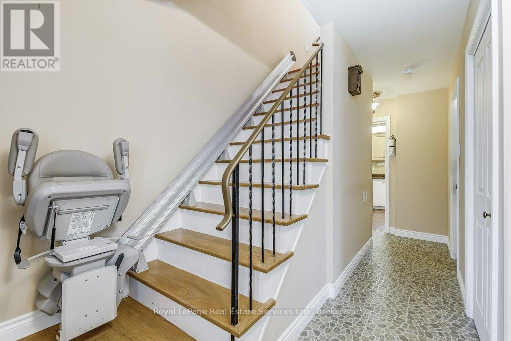 












3121 VICTORIA STREET

,
Oakville (BR Bronte),




Ontario
L6L1K3

