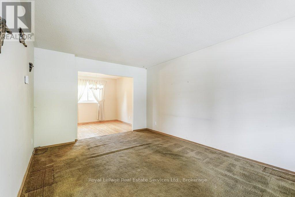 












3121 VICTORIA STREET

,
Oakville (BR Bronte),




Ontario
L6L1K3


