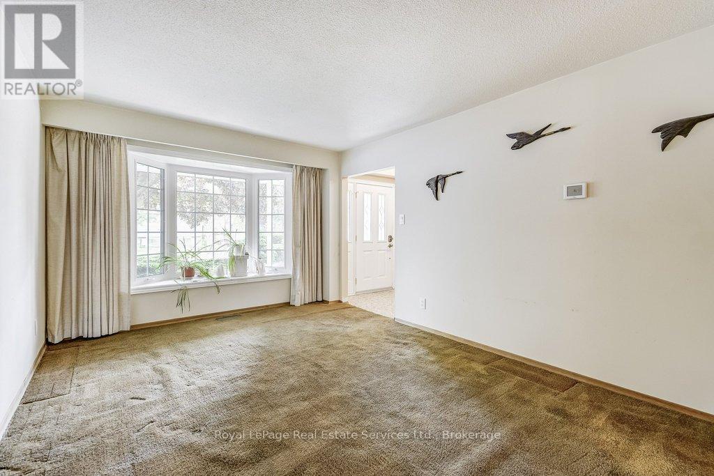 












3121 VICTORIA STREET

,
Oakville (BR Bronte),




Ontario
L6L1K3

