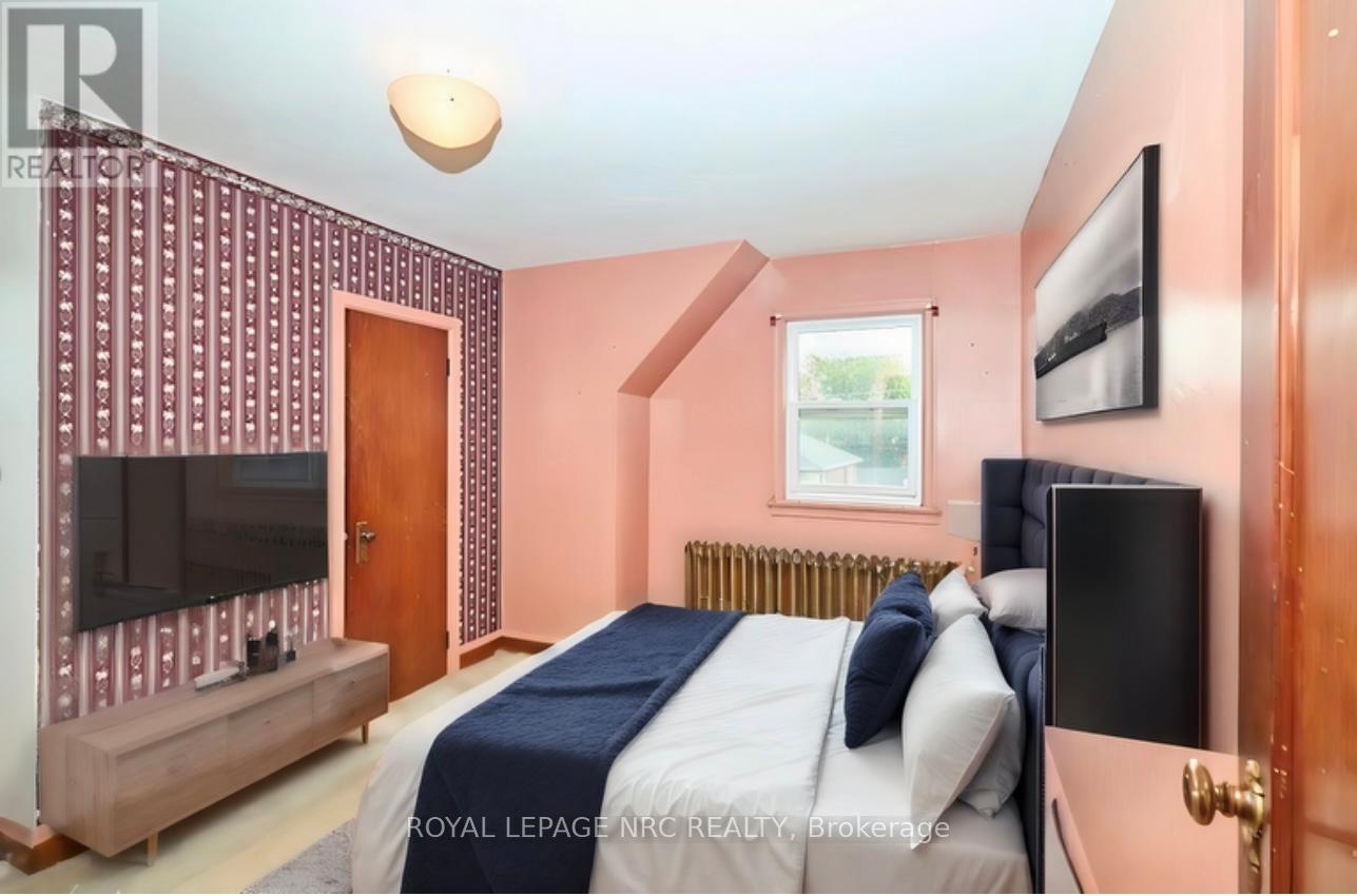 












223 NIAGARA STREET

,
St. Catharines (Facer),




Ontario
L2M4V3

