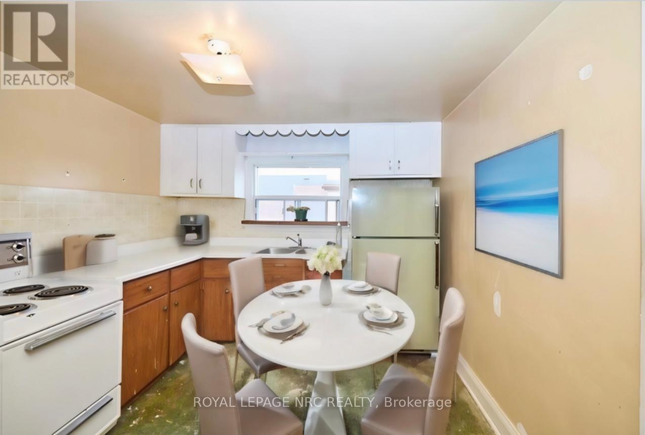 












223 NIAGARA STREET

,
St. Catharines (Facer),




Ontario
L2M4V3

