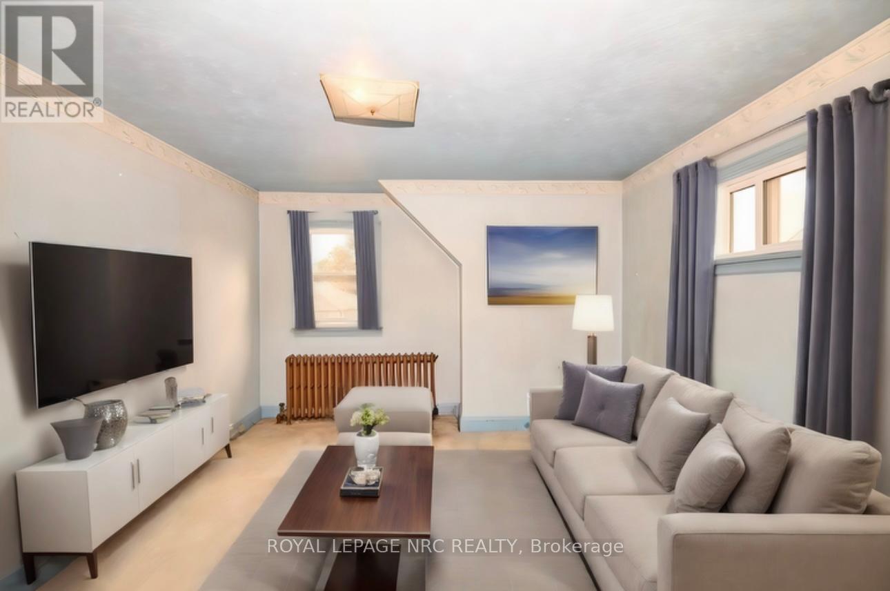 












223 NIAGARA STREET

,
St. Catharines (Facer),




Ontario
L2M4V3

