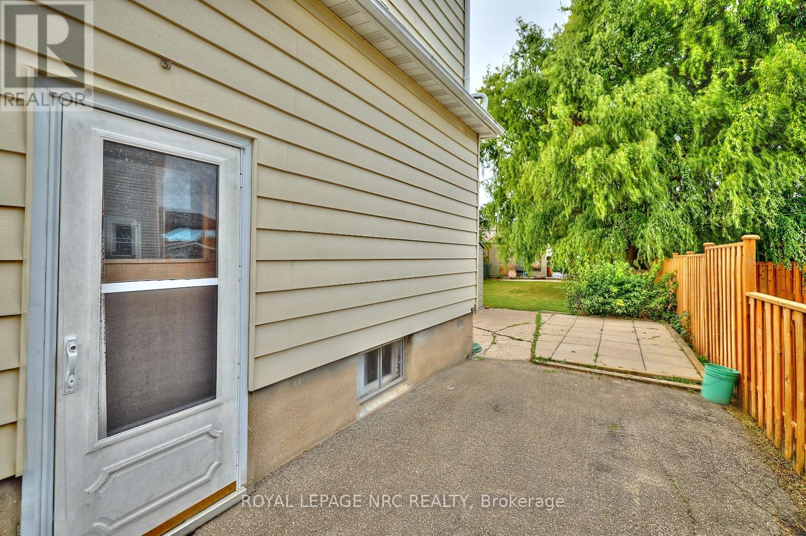 












223 NIAGARA STREET

,
St. Catharines (Facer),




Ontario
L2M4V3

