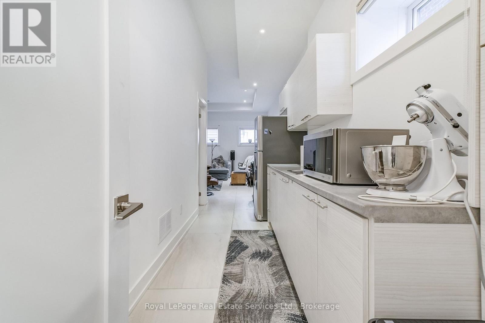 












176 LEYTON AVENUE

,
Toronto (Oakridge),




Ontario
M1L3V6

