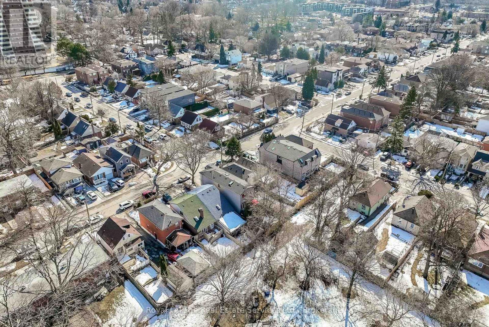 












176 LEYTON AVENUE

,
Toronto (Oakridge),




Ontario
M1L3V6

