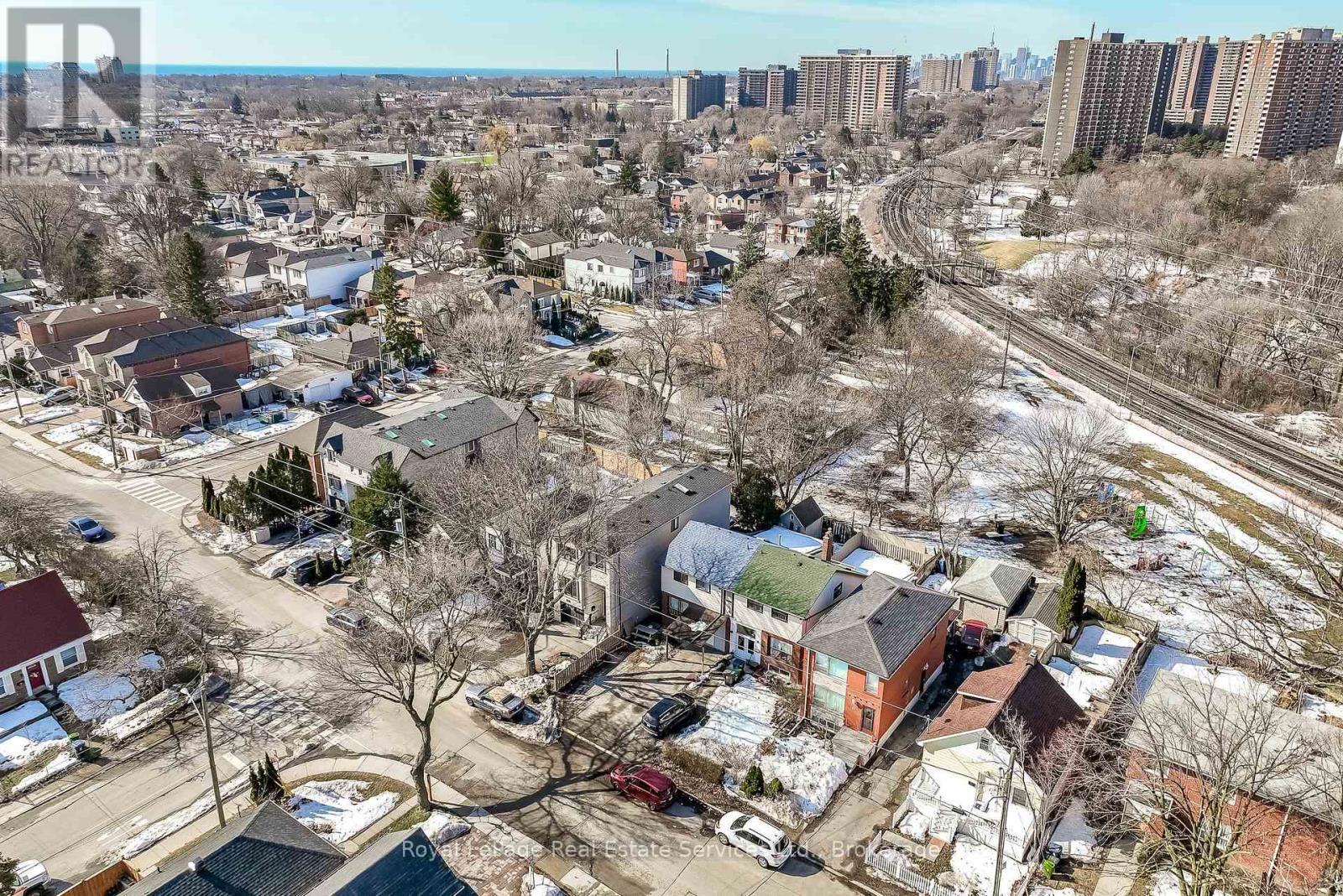 












176 LEYTON AVENUE

,
Toronto (Oakridge),




Ontario
M1L3V6

