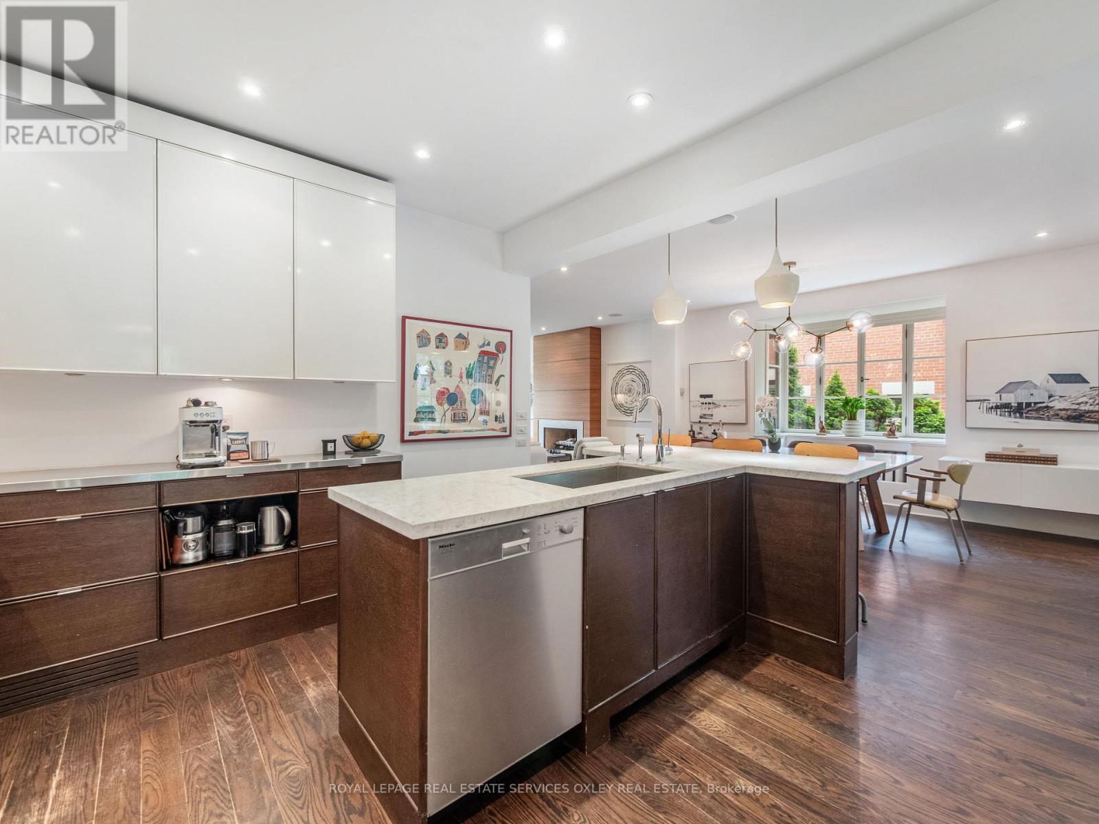 












24 ST ANDREWS GARDENS

,
Toronto,




Ontario
M4W2E1

