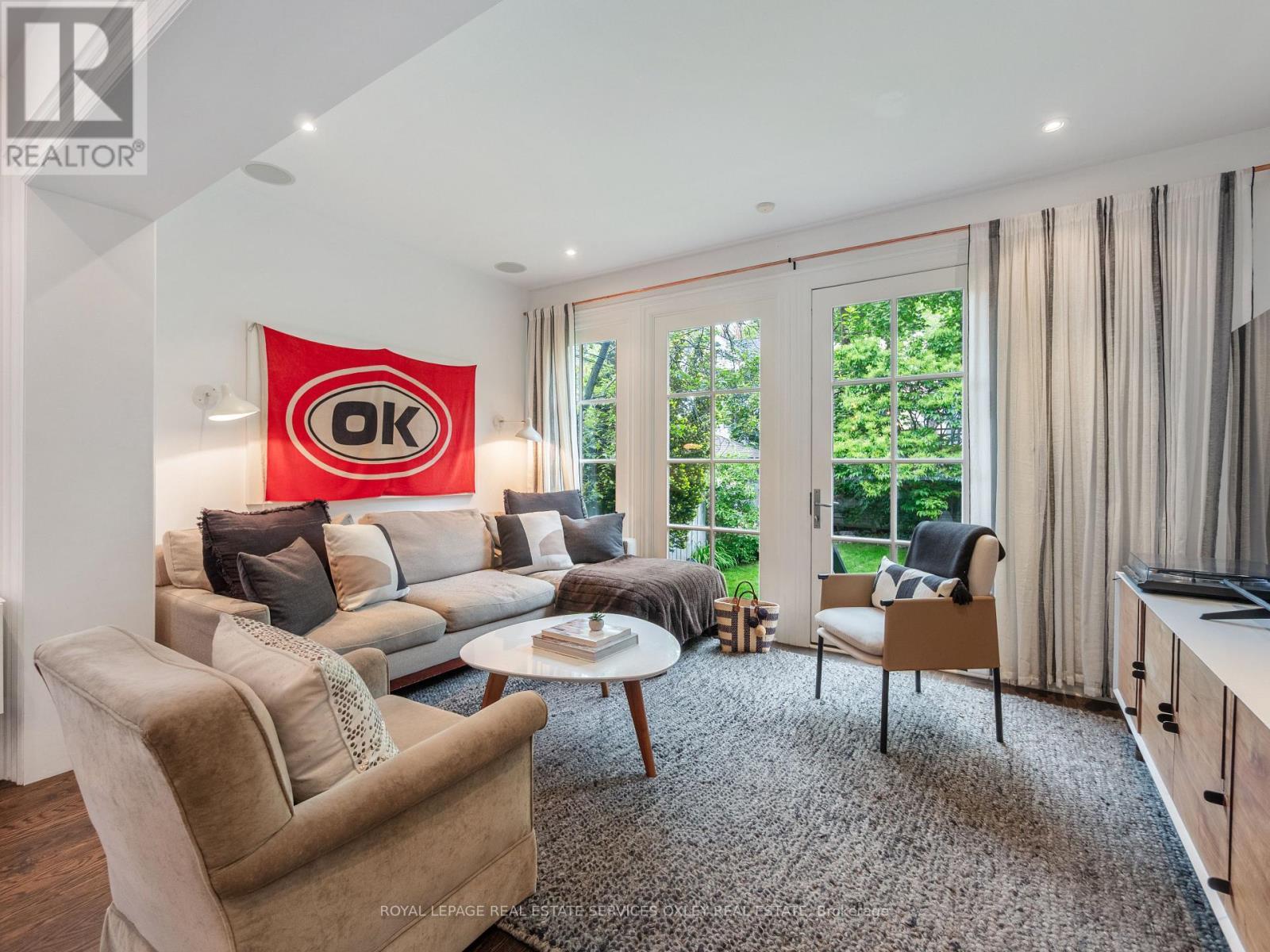 












24 ST ANDREWS GARDENS

,
Toronto,




Ontario
M4W2E1

