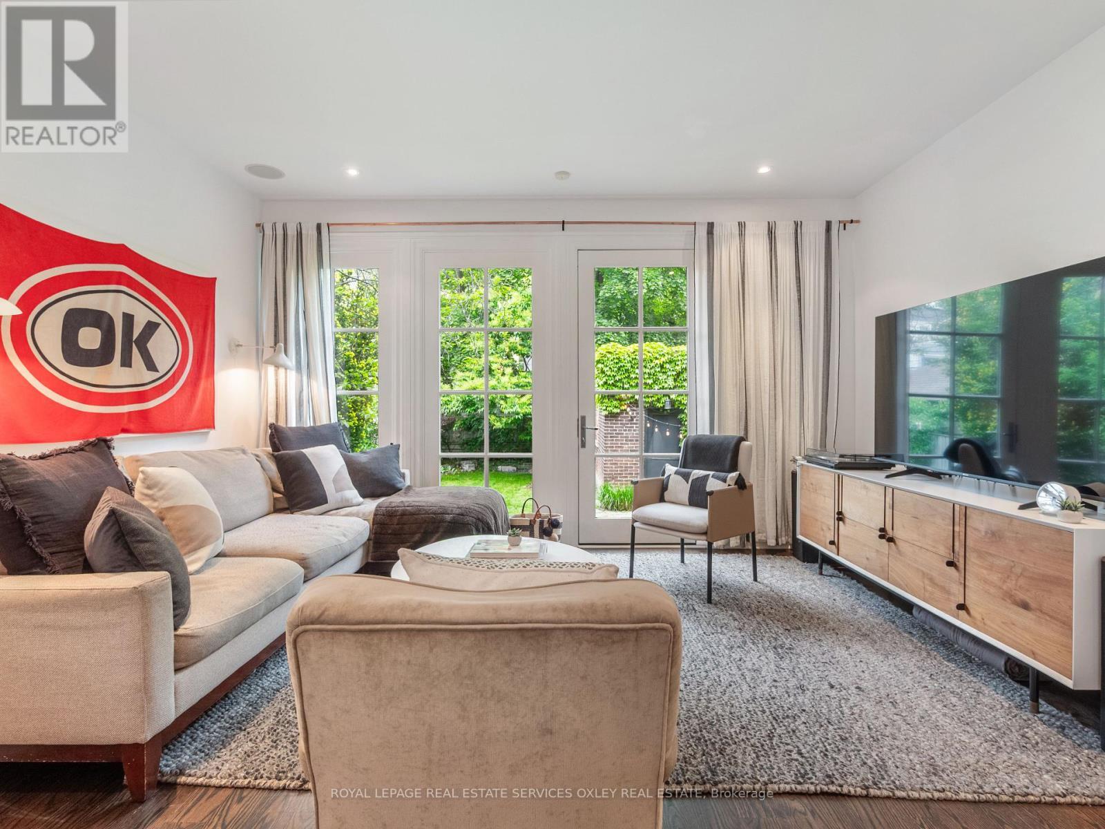 












24 ST ANDREWS GARDENS

,
Toronto,




Ontario
M4W2E1

