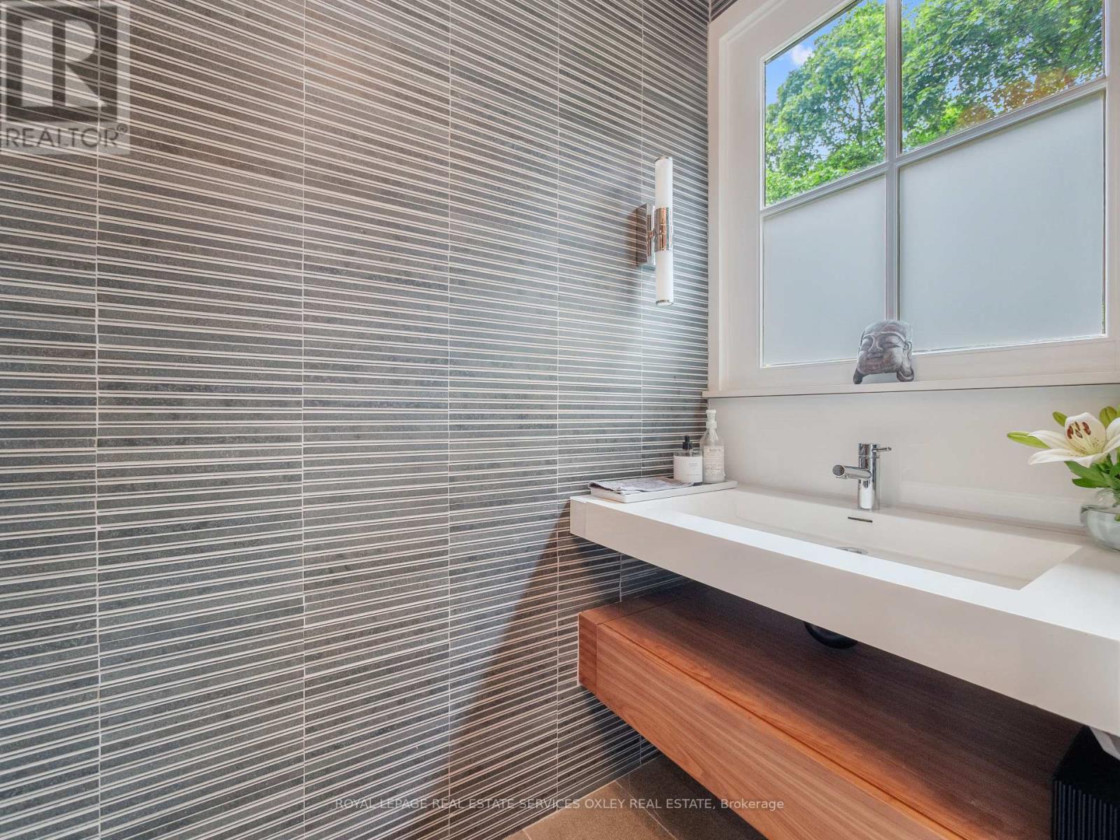 












24 ST ANDREWS GARDENS

,
Toronto,




Ontario
M4W2E1

