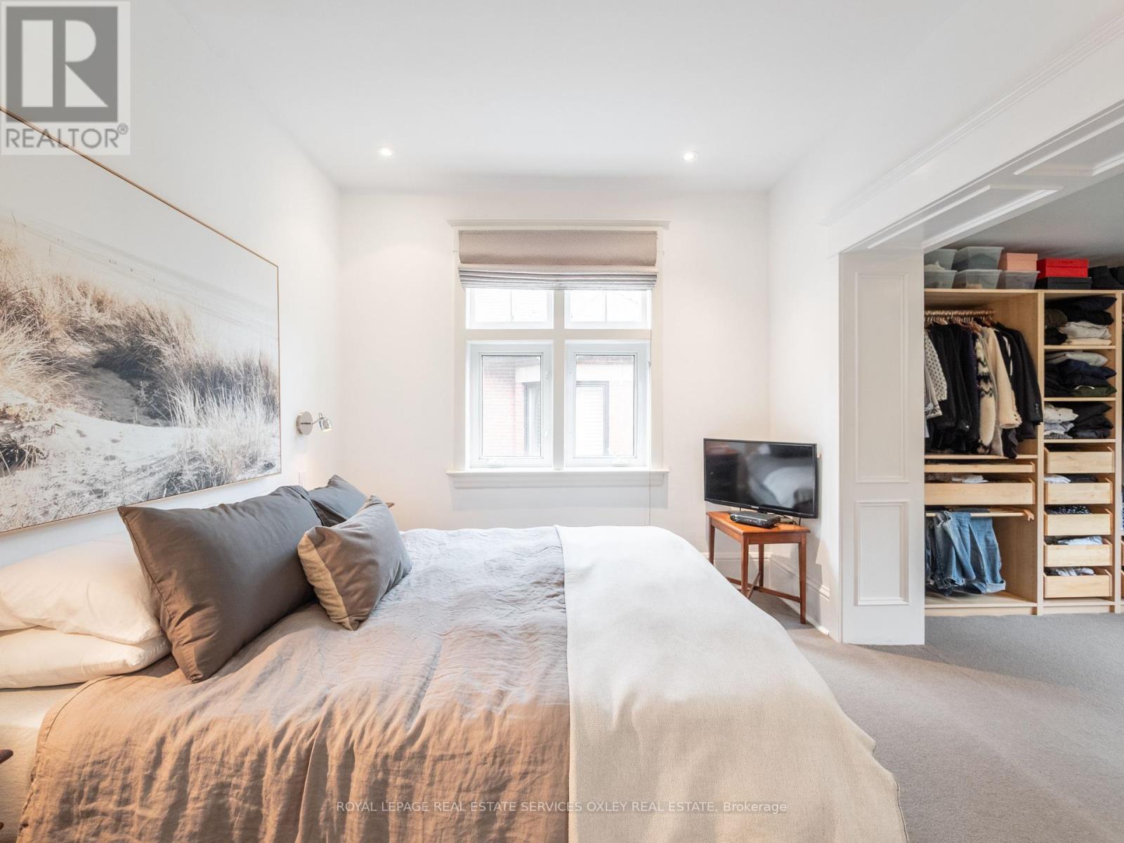 












24 ST ANDREWS GARDENS

,
Toronto,




Ontario
M4W2E1

