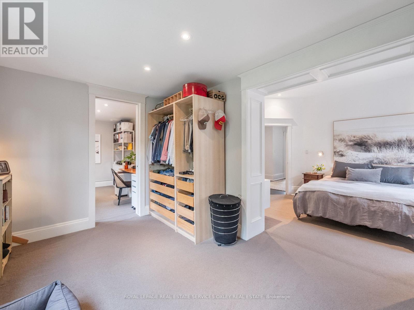 












24 ST ANDREWS GARDENS

,
Toronto,




Ontario
M4W2E1

