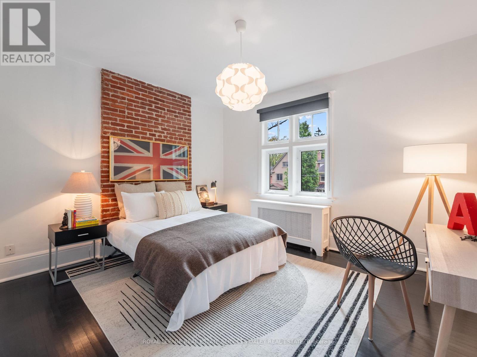 












24 ST ANDREWS GARDENS

,
Toronto,




Ontario
M4W2E1

