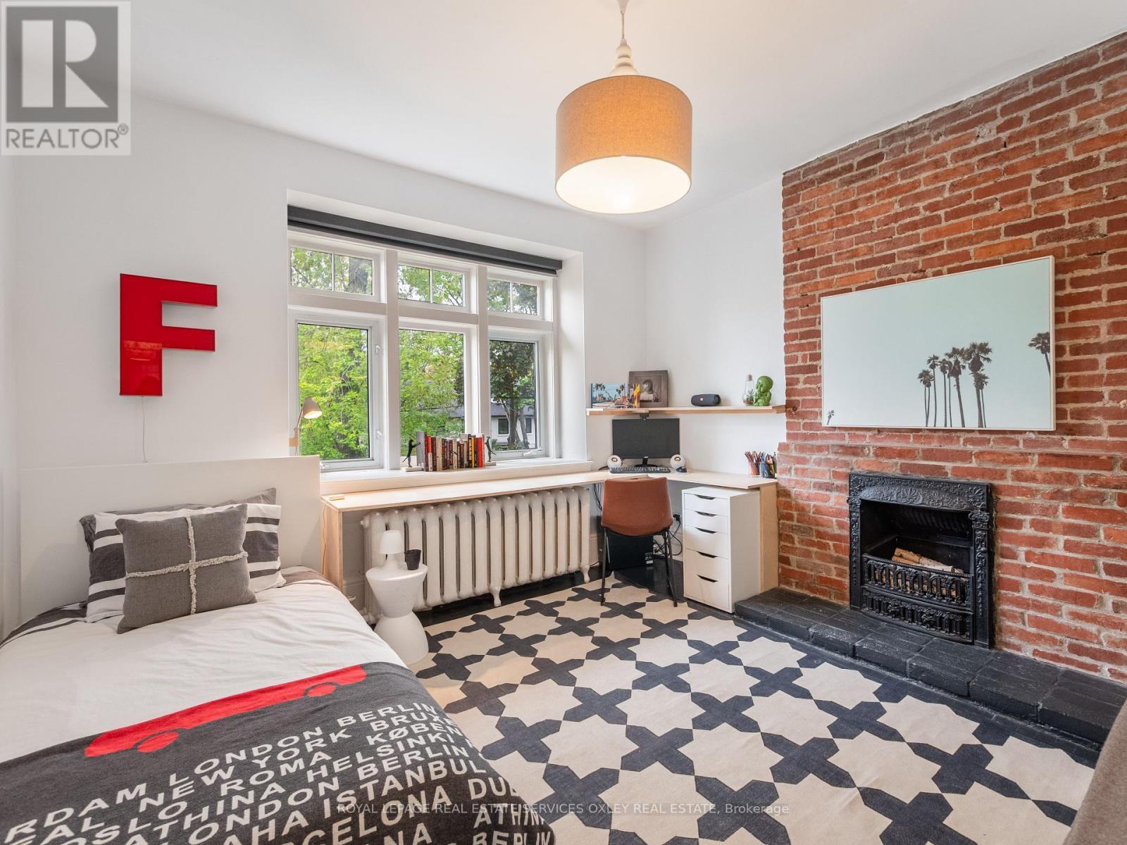 












24 ST ANDREWS GARDENS

,
Toronto,




Ontario
M4W2E1

