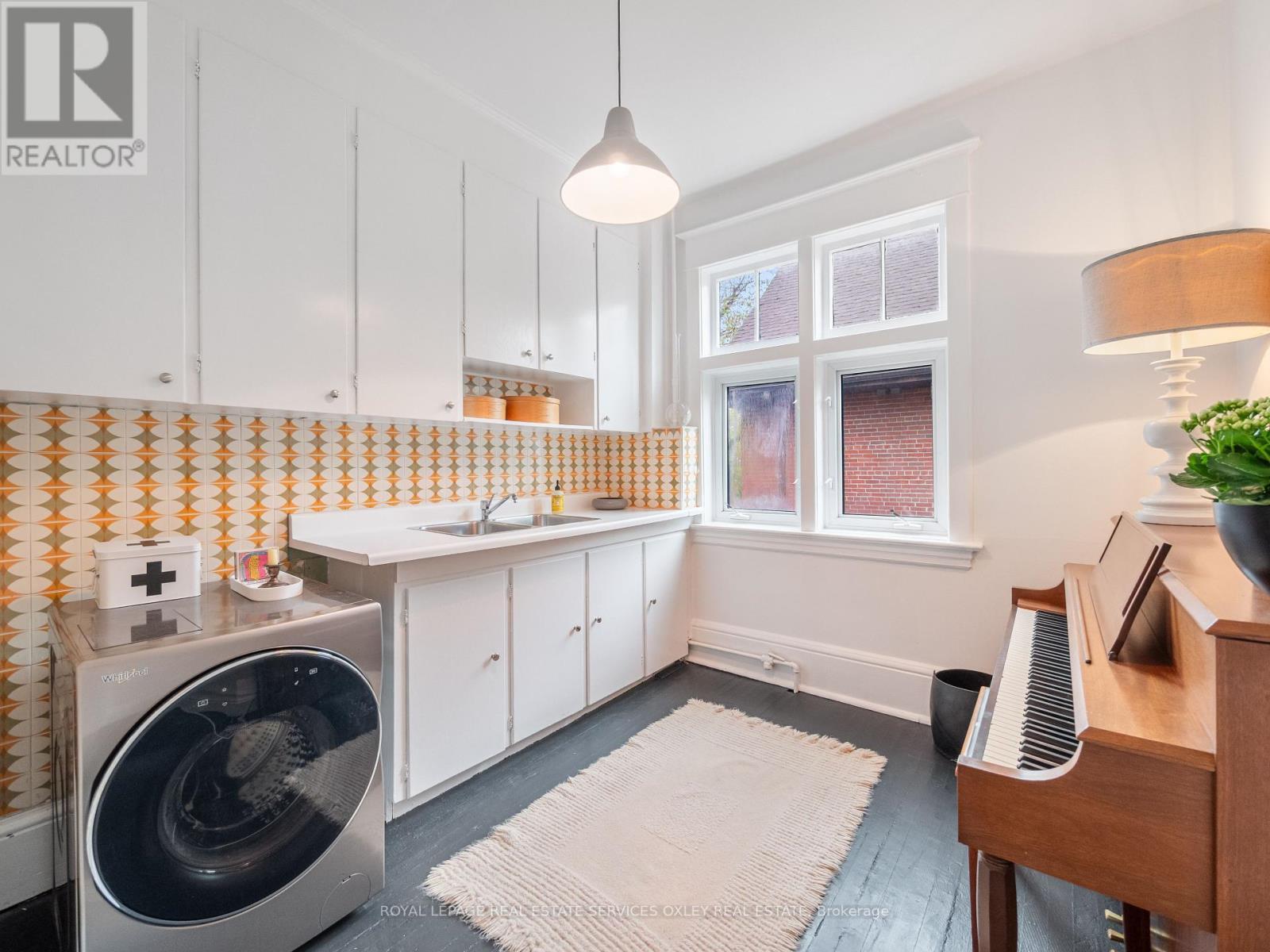












24 ST ANDREWS GARDENS

,
Toronto,




Ontario
M4W2E1

