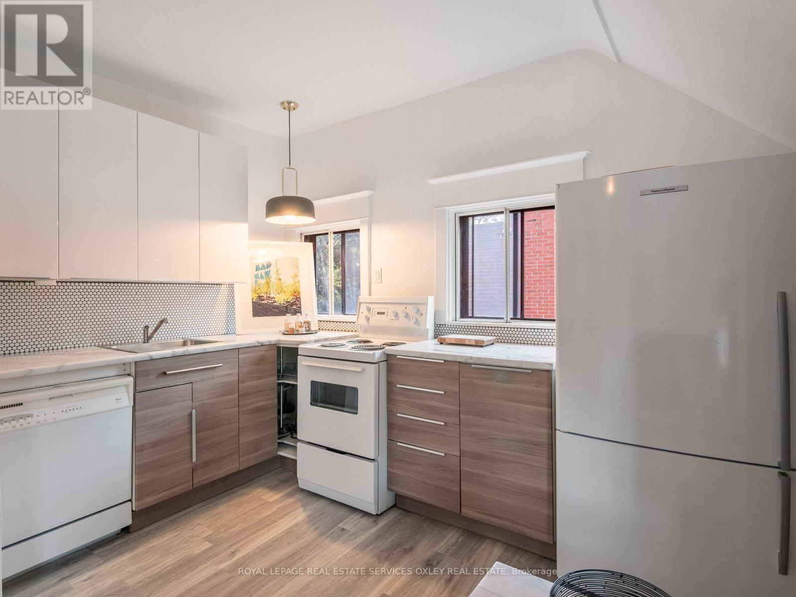 












24 ST ANDREWS GARDENS

,
Toronto,




Ontario
M4W2E1

