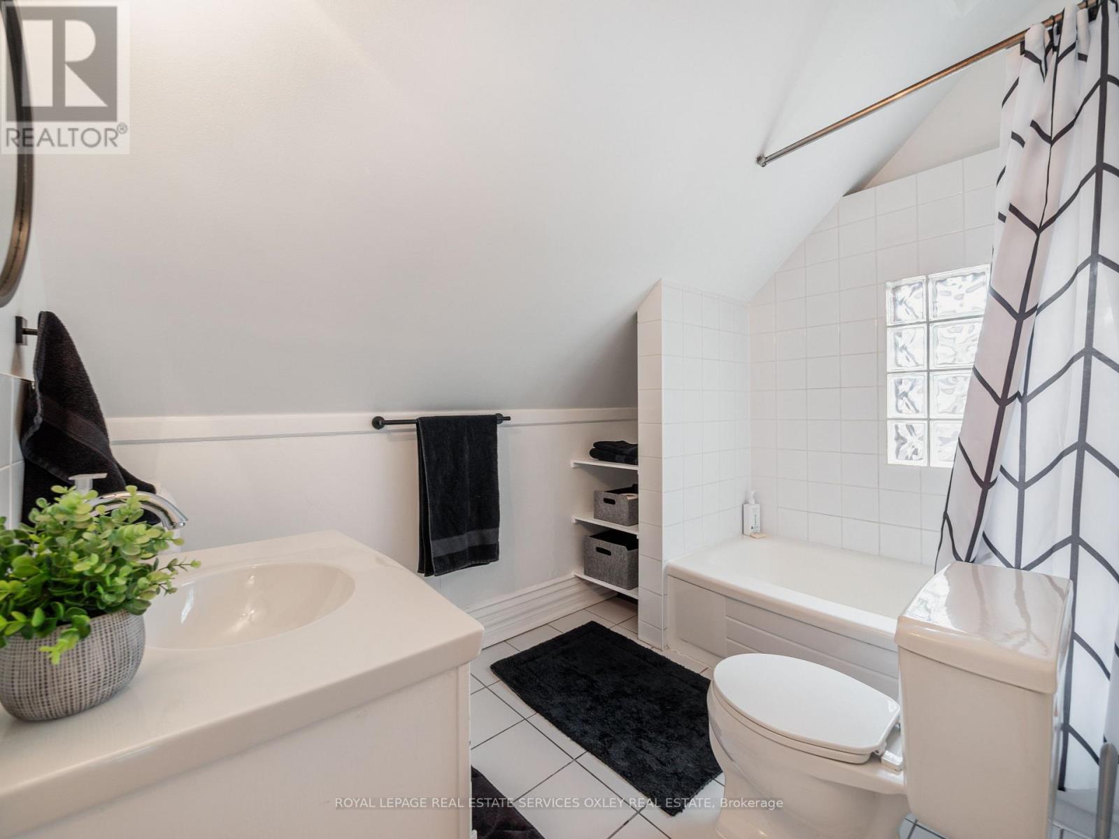 












24 ST ANDREWS GARDENS

,
Toronto,




Ontario
M4W2E1

