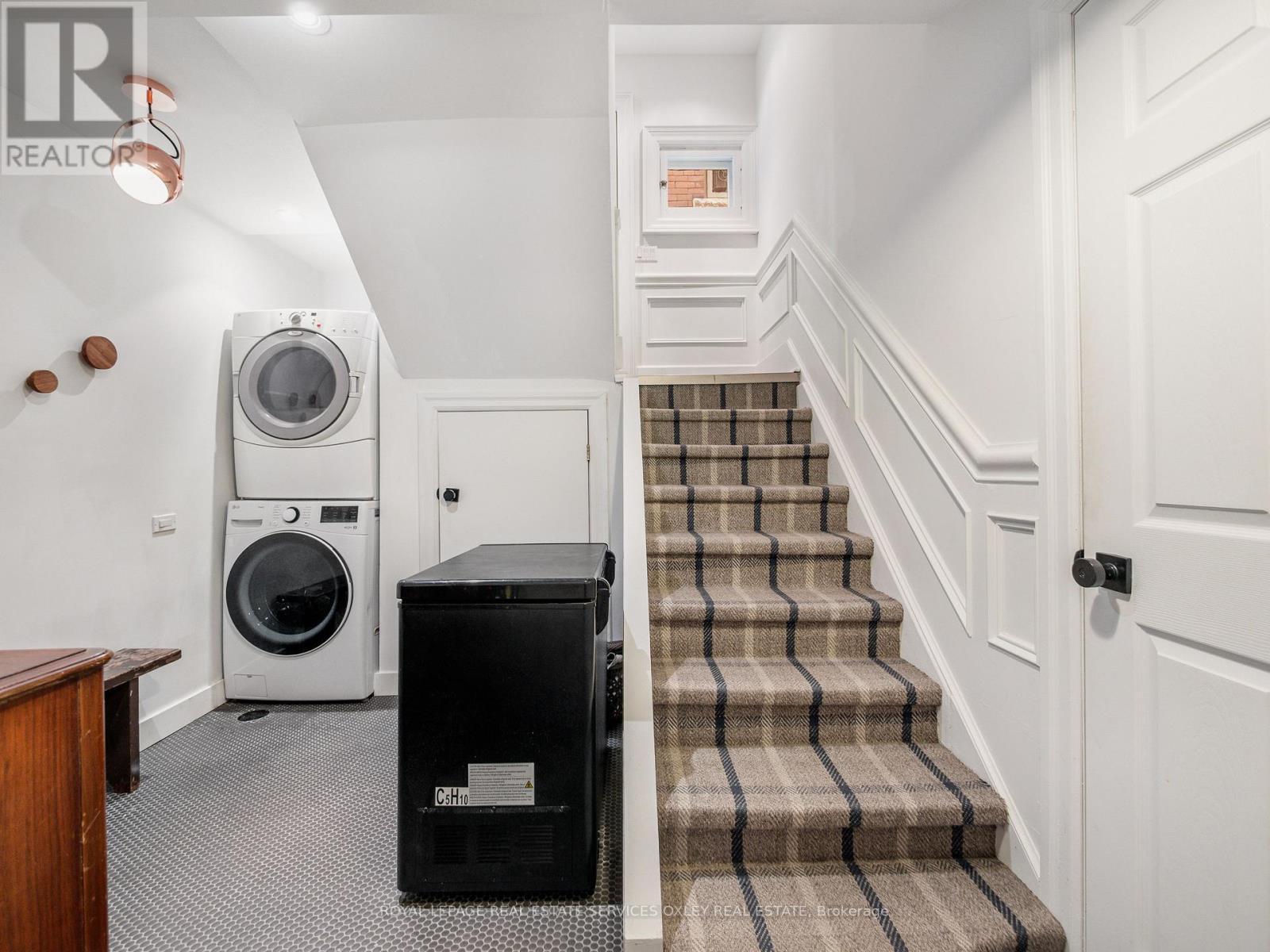 












24 ST ANDREWS GARDENS

,
Toronto,




Ontario
M4W2E1

