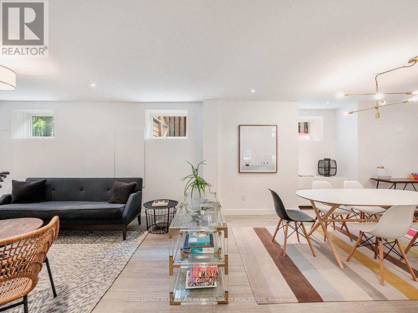 












24 ST ANDREWS GARDENS

,
Toronto,




Ontario
M4W2E1

