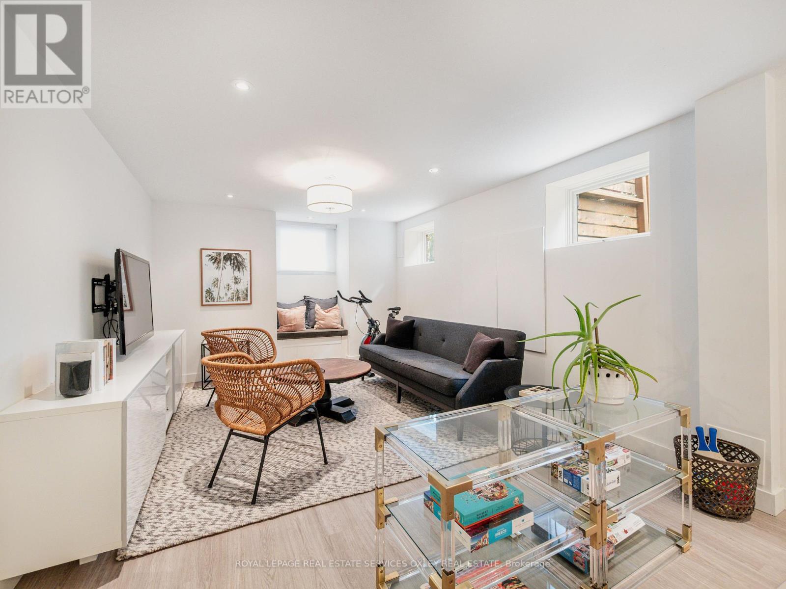 












24 ST ANDREWS GARDENS

,
Toronto,




Ontario
M4W2E1

