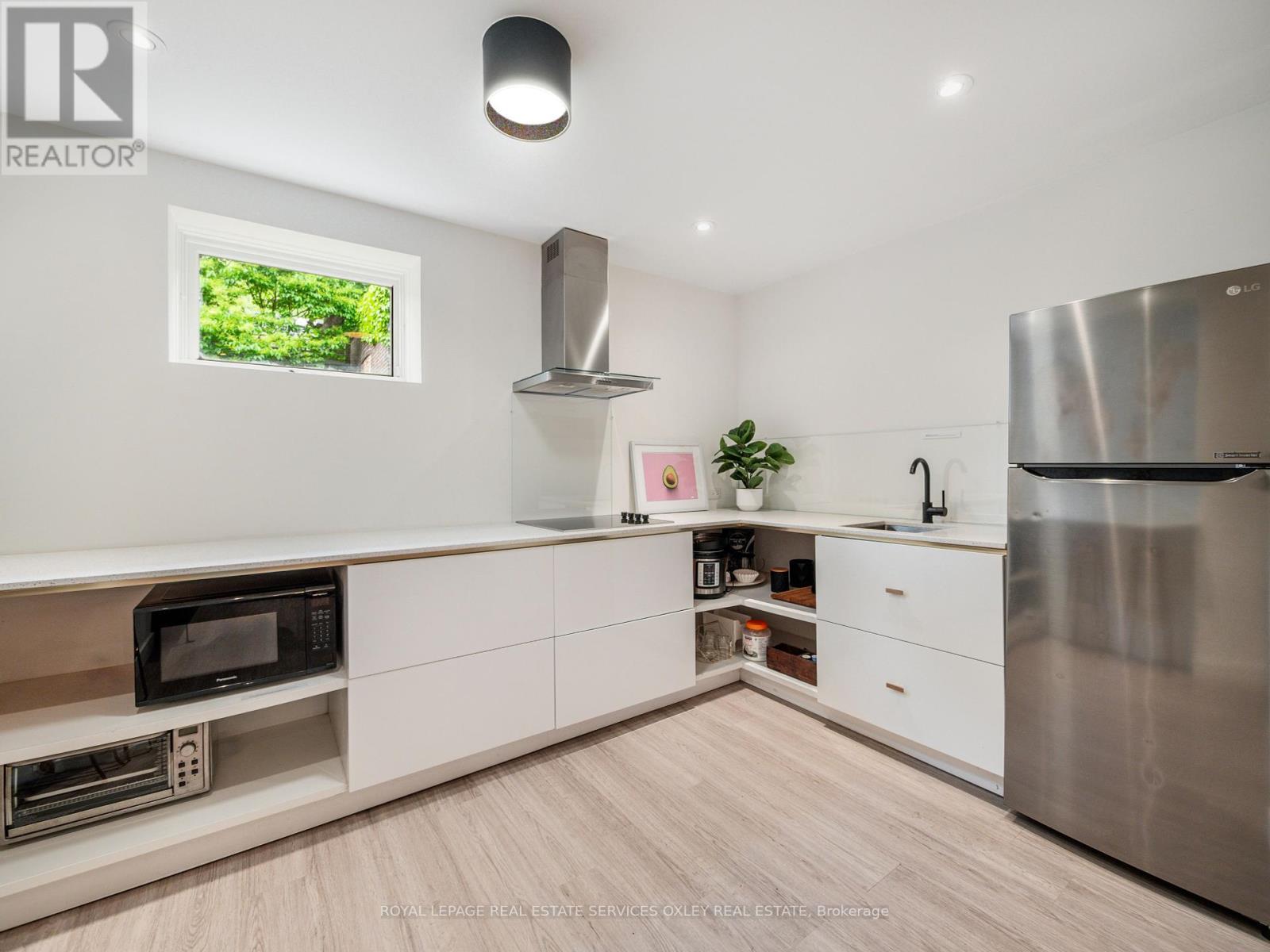 












24 ST ANDREWS GARDENS

,
Toronto,




Ontario
M4W2E1

