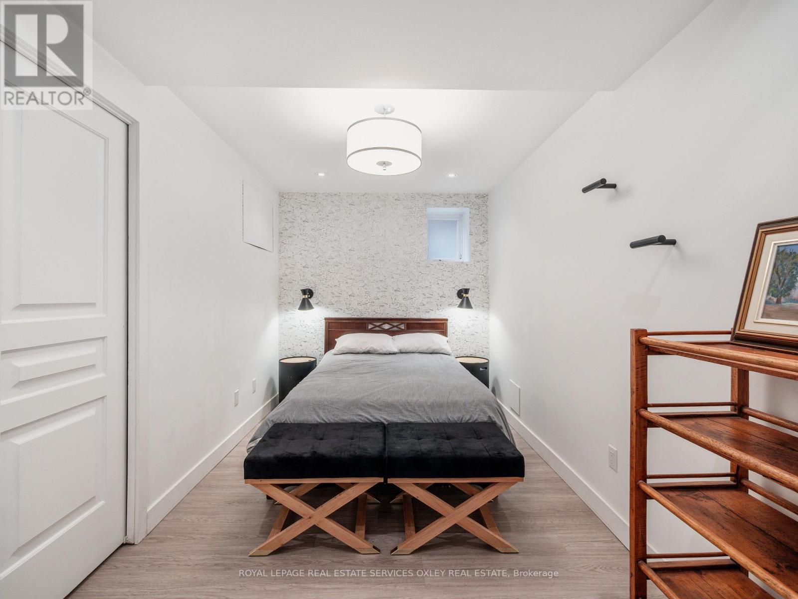 












24 ST ANDREWS GARDENS

,
Toronto,




Ontario
M4W2E1

