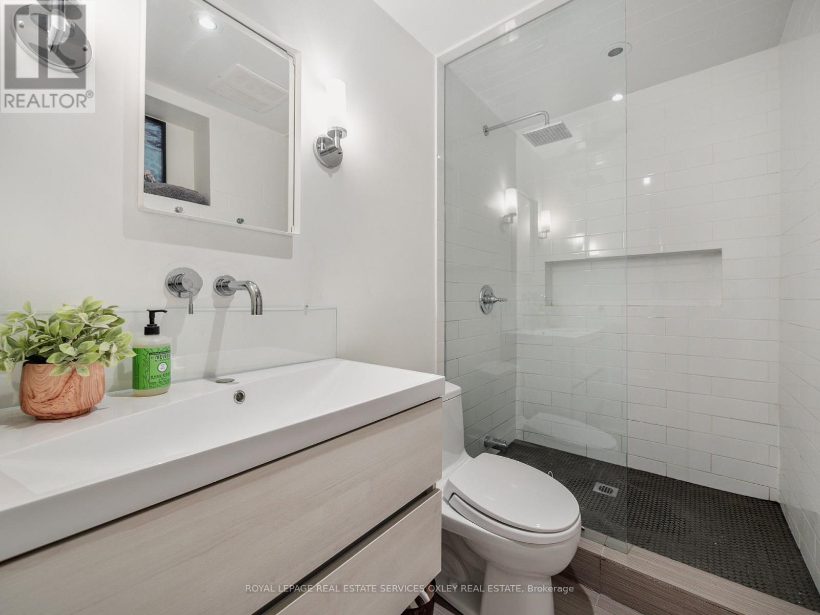 












24 ST ANDREWS GARDENS

,
Toronto,




Ontario
M4W2E1

