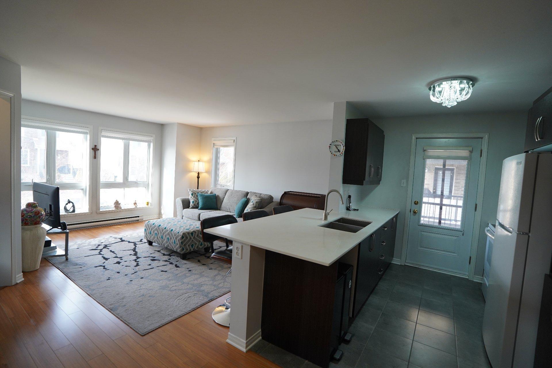









6195


Rue Charpentier

, 3,
Brossard,




QC
J4Z0L6

