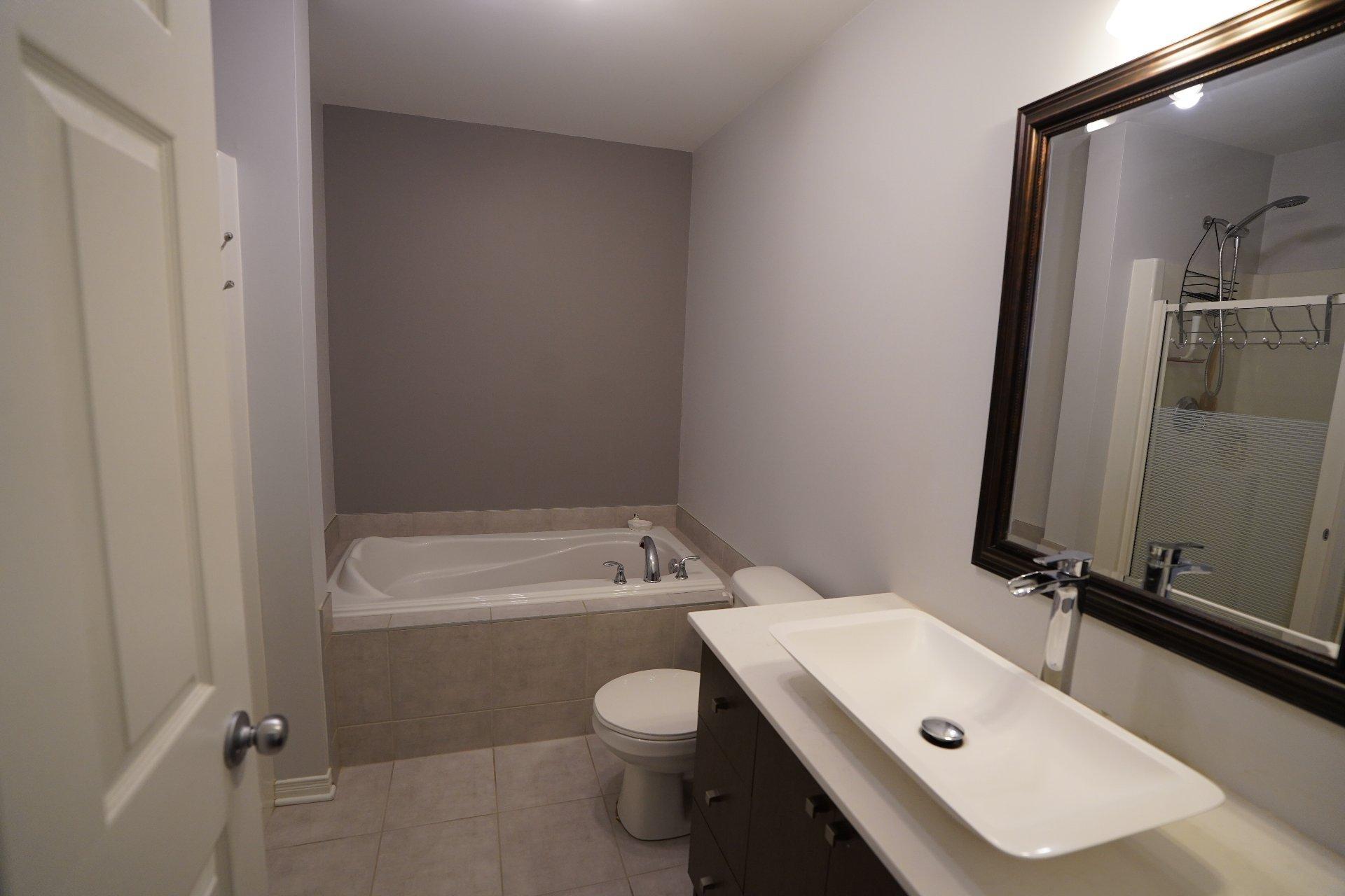 









6195


Rue Charpentier

, 3,
Brossard,




QC
J4Z0L6

