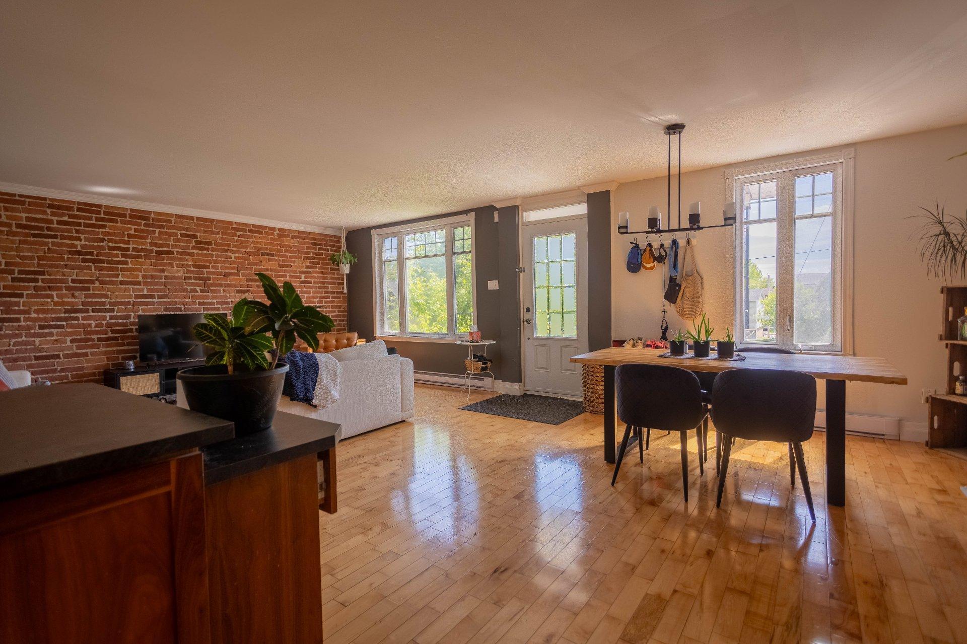 









118

 - 120


Rue Rochefort

,
Trois-Rivières,




QC
G8T7J1

