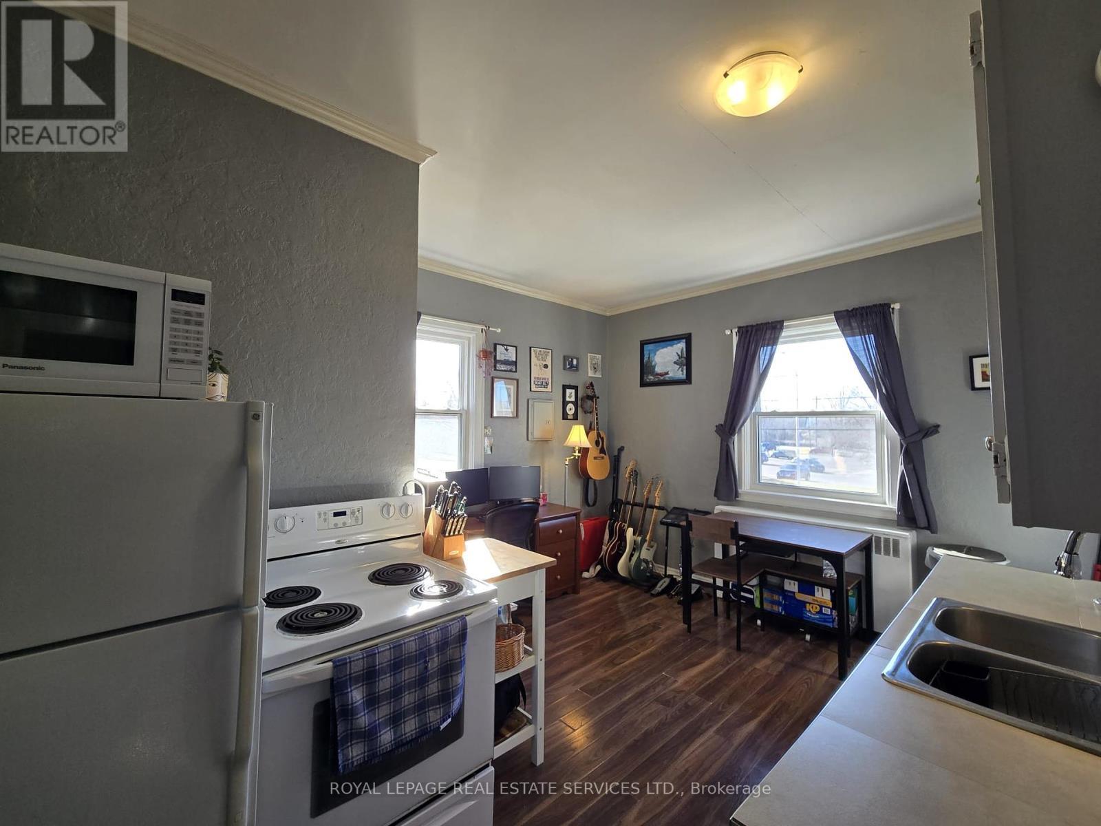 












2 - 36 PLAINS ROAD W

,
Burlington,




Ontario
L7T0E9

