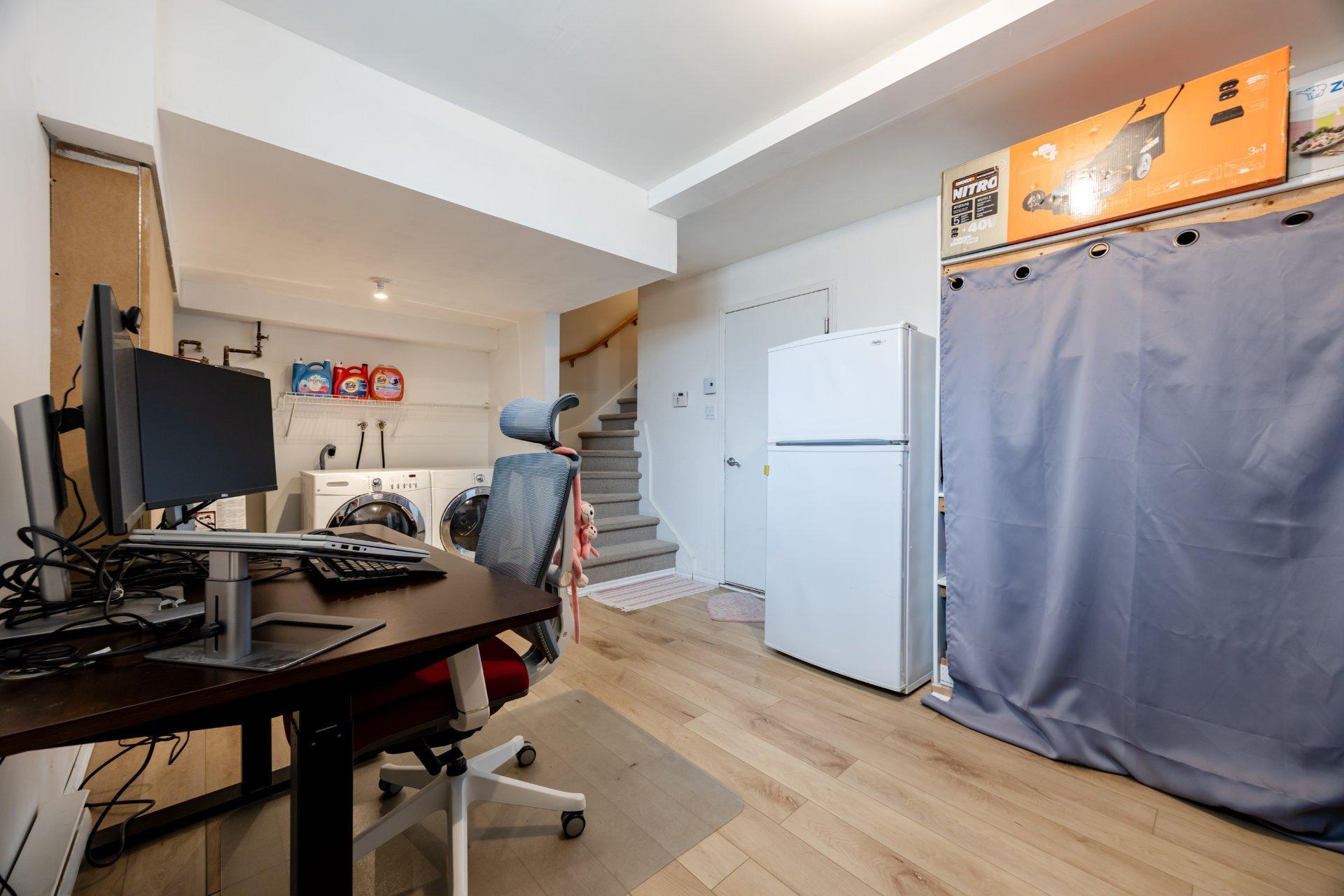 









2229


Rue de la Méditerranée

,
Montréal (Saint-Laurent),




QC
H4R3B1

