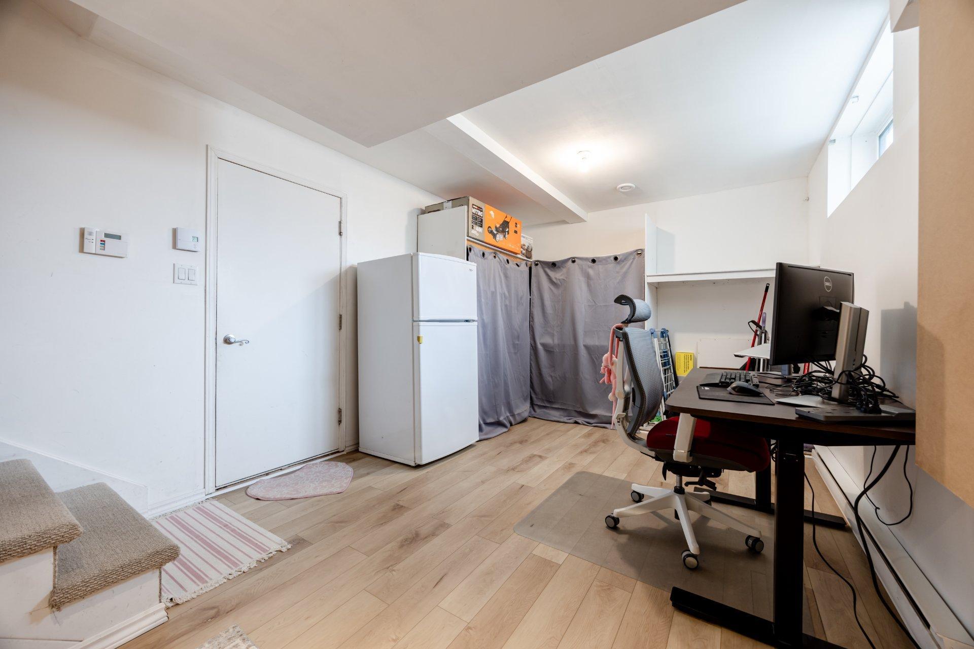 









2229


Rue de la Méditerranée

,
Montréal (Saint-Laurent),




QC
H4R3B1

