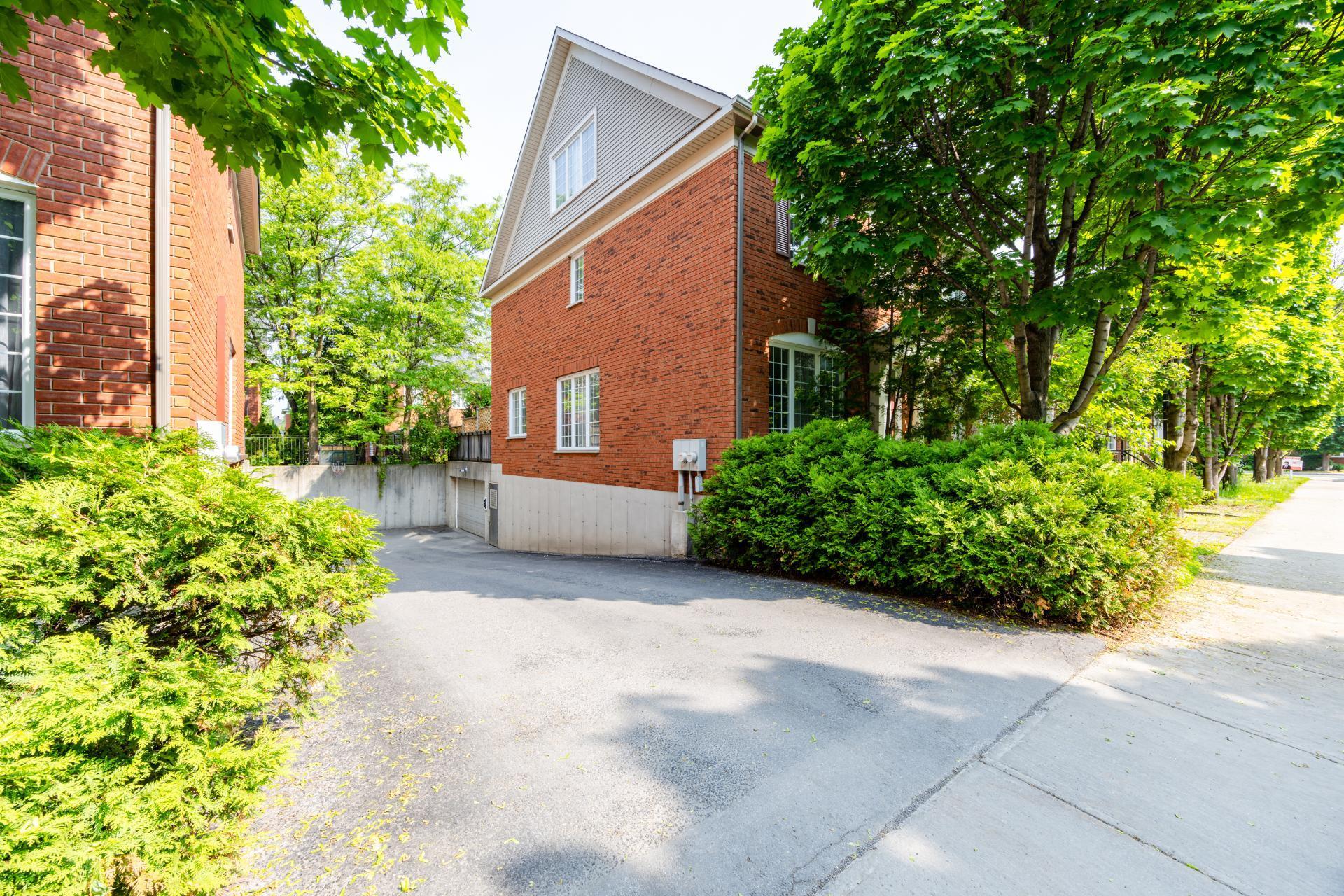 









2229


Rue de la Méditerranée

,
Montréal (Saint-Laurent),




QC
H4R3B1


