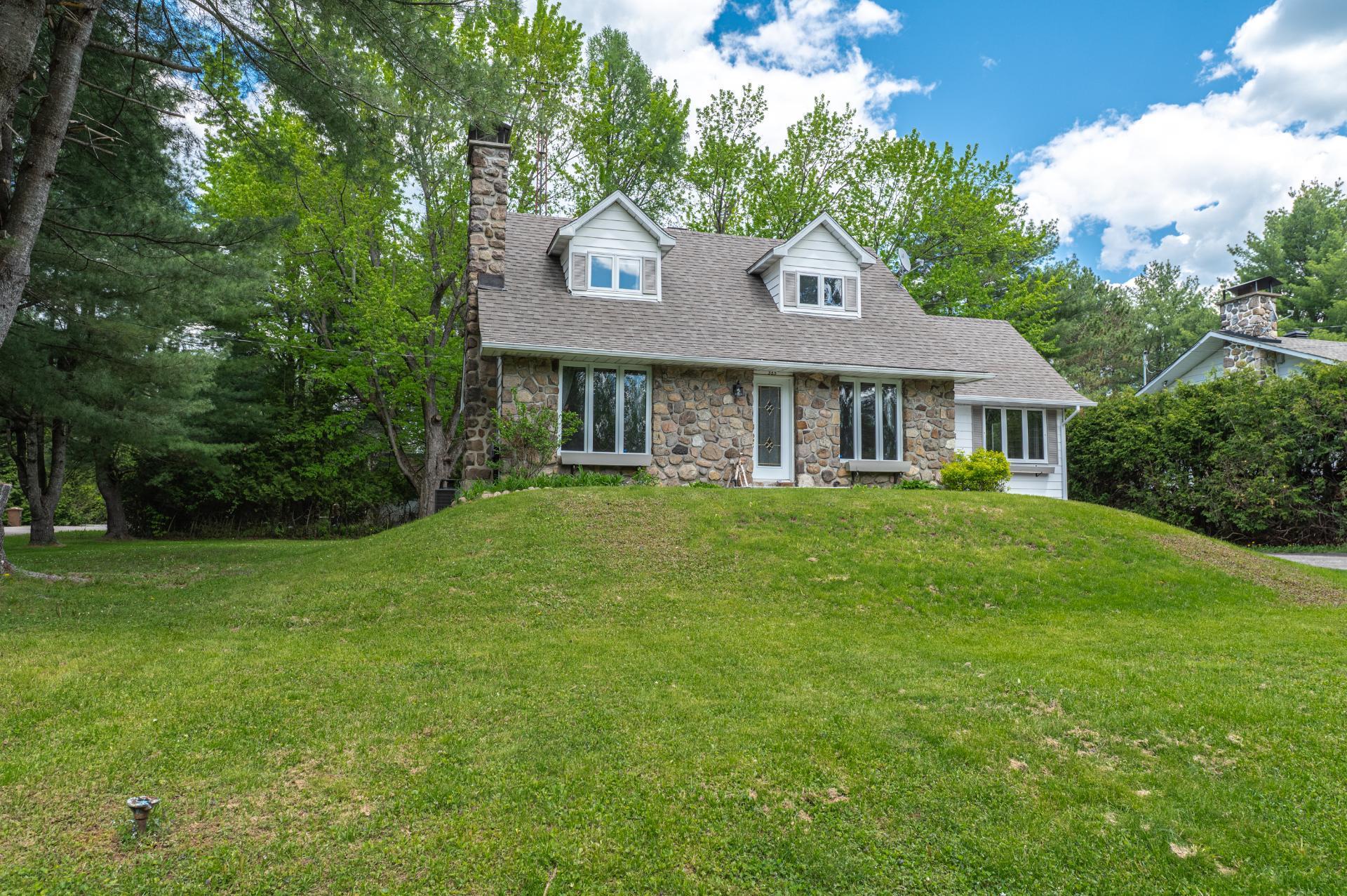 









585


Rue de la Vallée-du-Golf

,
Sainte-Adèle,




QC
J8B1P4

