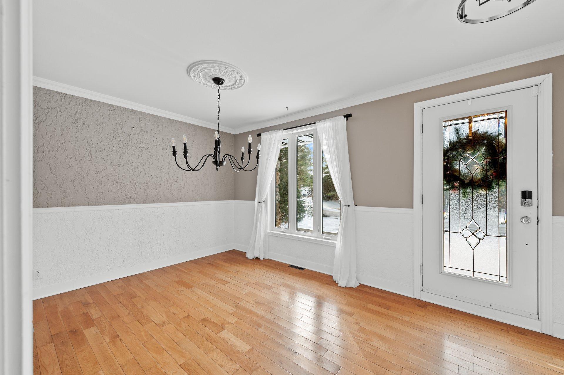 









585


Rue de la Vallée-du-Golf

,
Sainte-Adèle,




QC
J8B1P4

