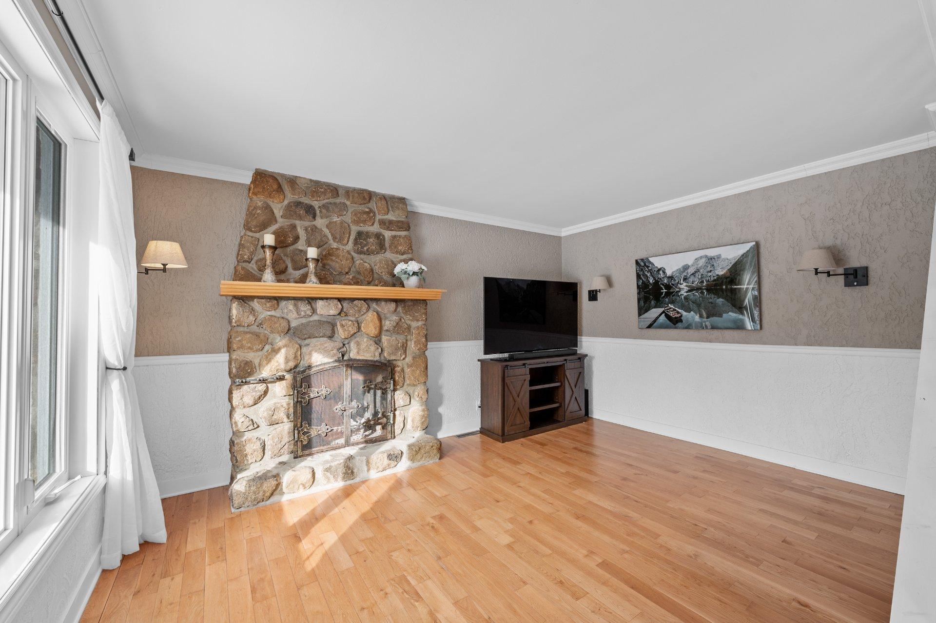 









585


Rue de la Vallée-du-Golf

,
Sainte-Adèle,




QC
J8B1P4

