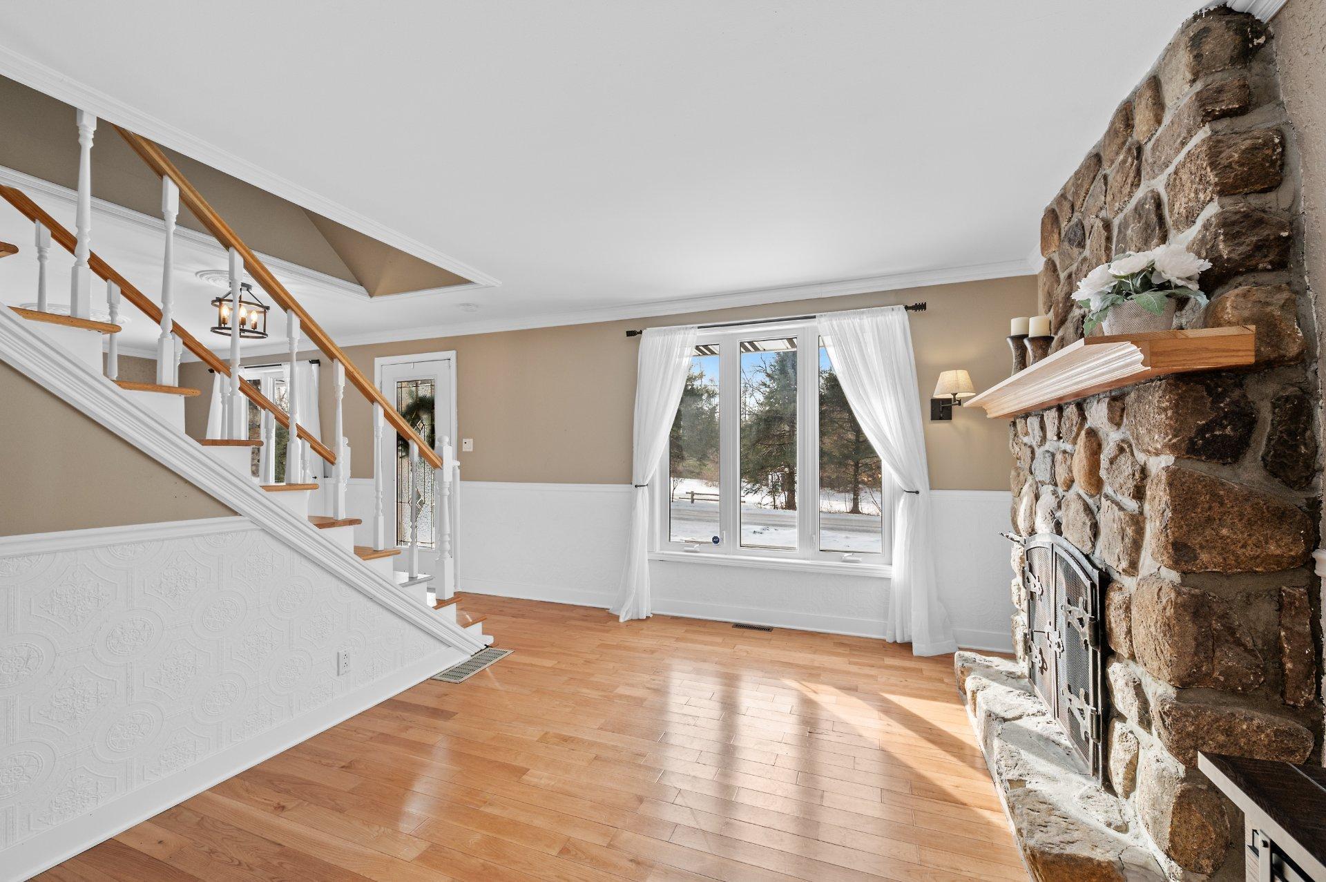 









585


Rue de la Vallée-du-Golf

,
Sainte-Adèle,




QC
J8B1P4

