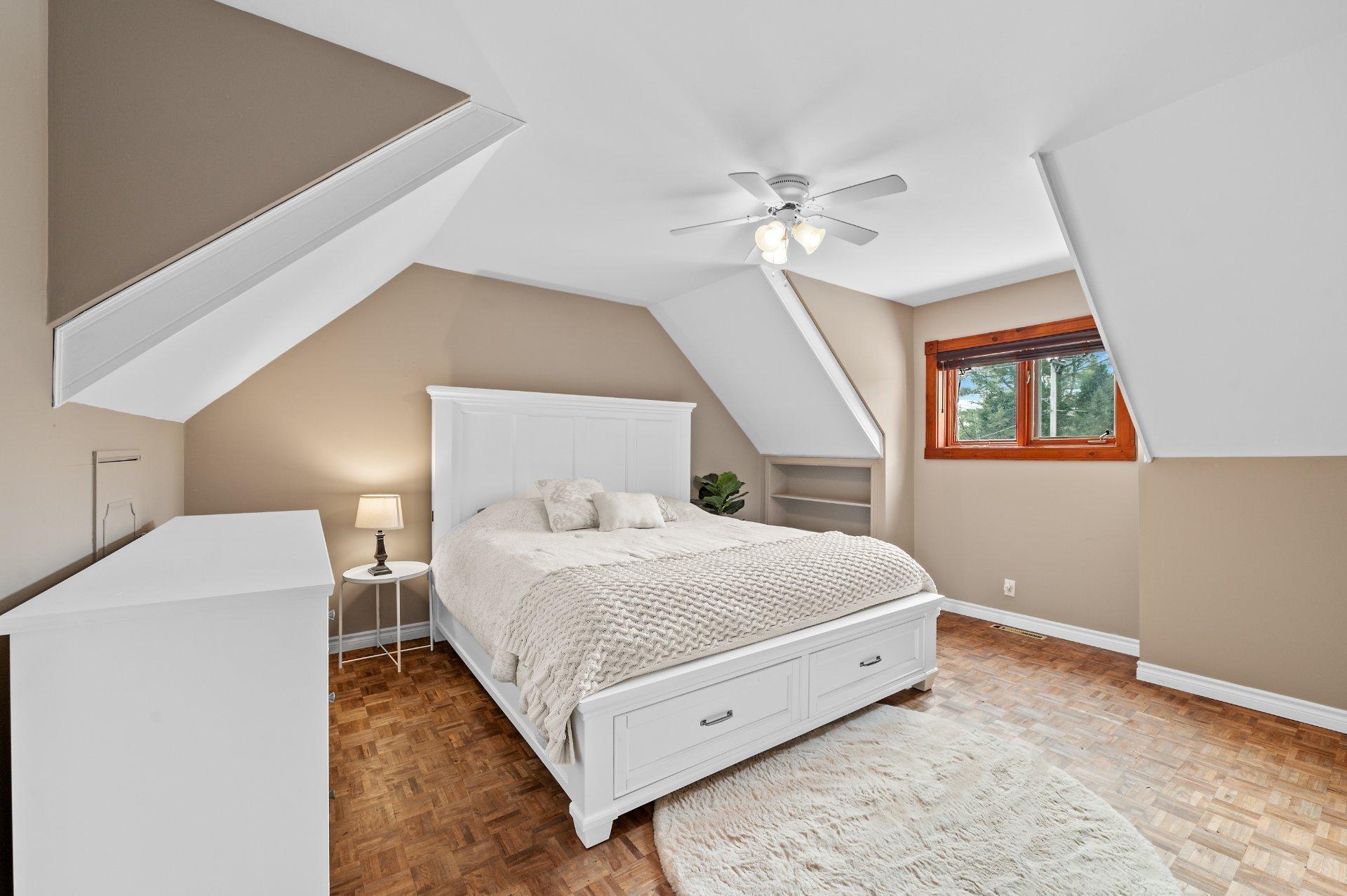 









585


Rue de la Vallée-du-Golf

,
Sainte-Adèle,




QC
J8B1P4

