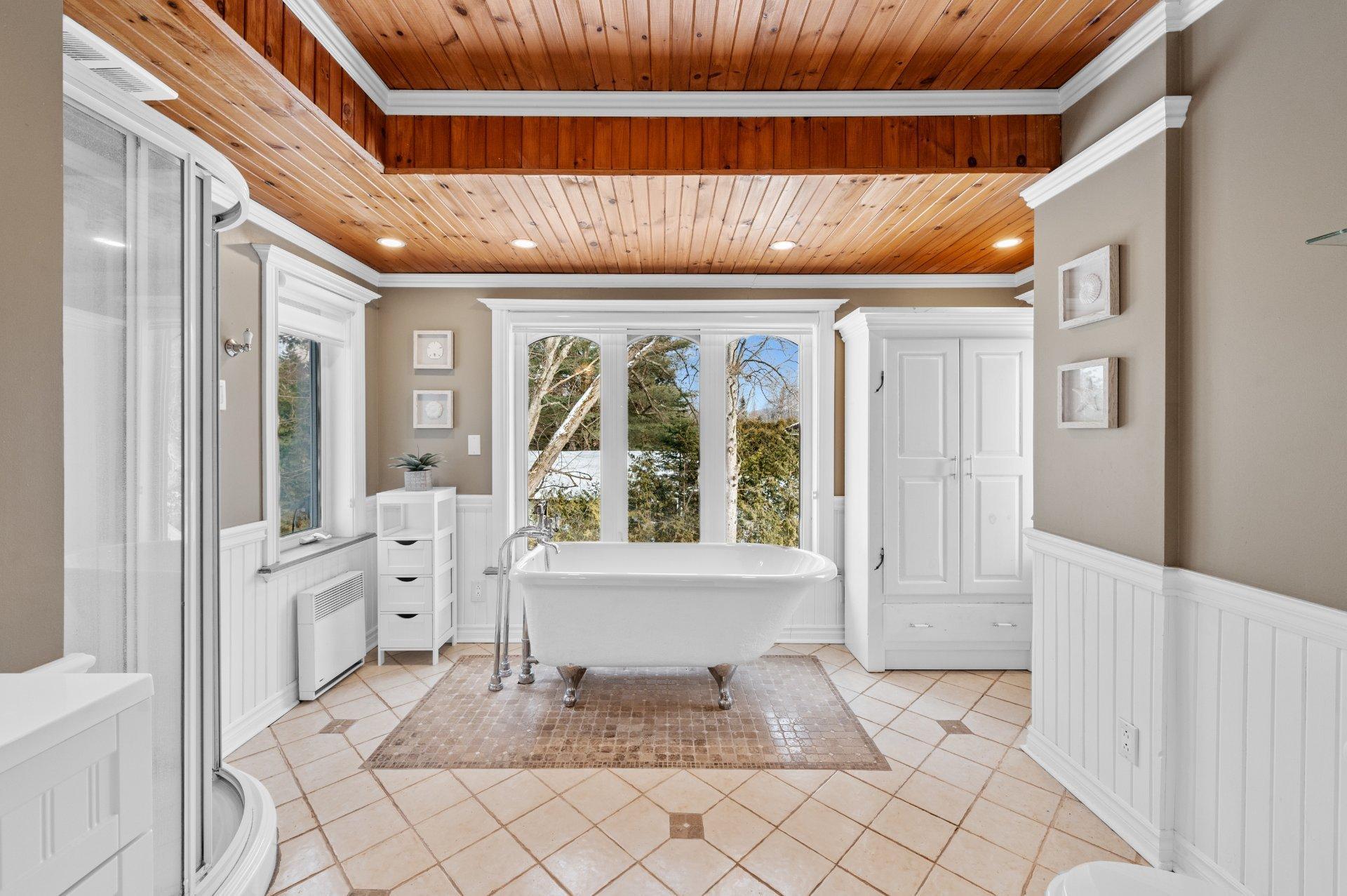 









585


Rue de la Vallée-du-Golf

,
Sainte-Adèle,




QC
J8B1P4

