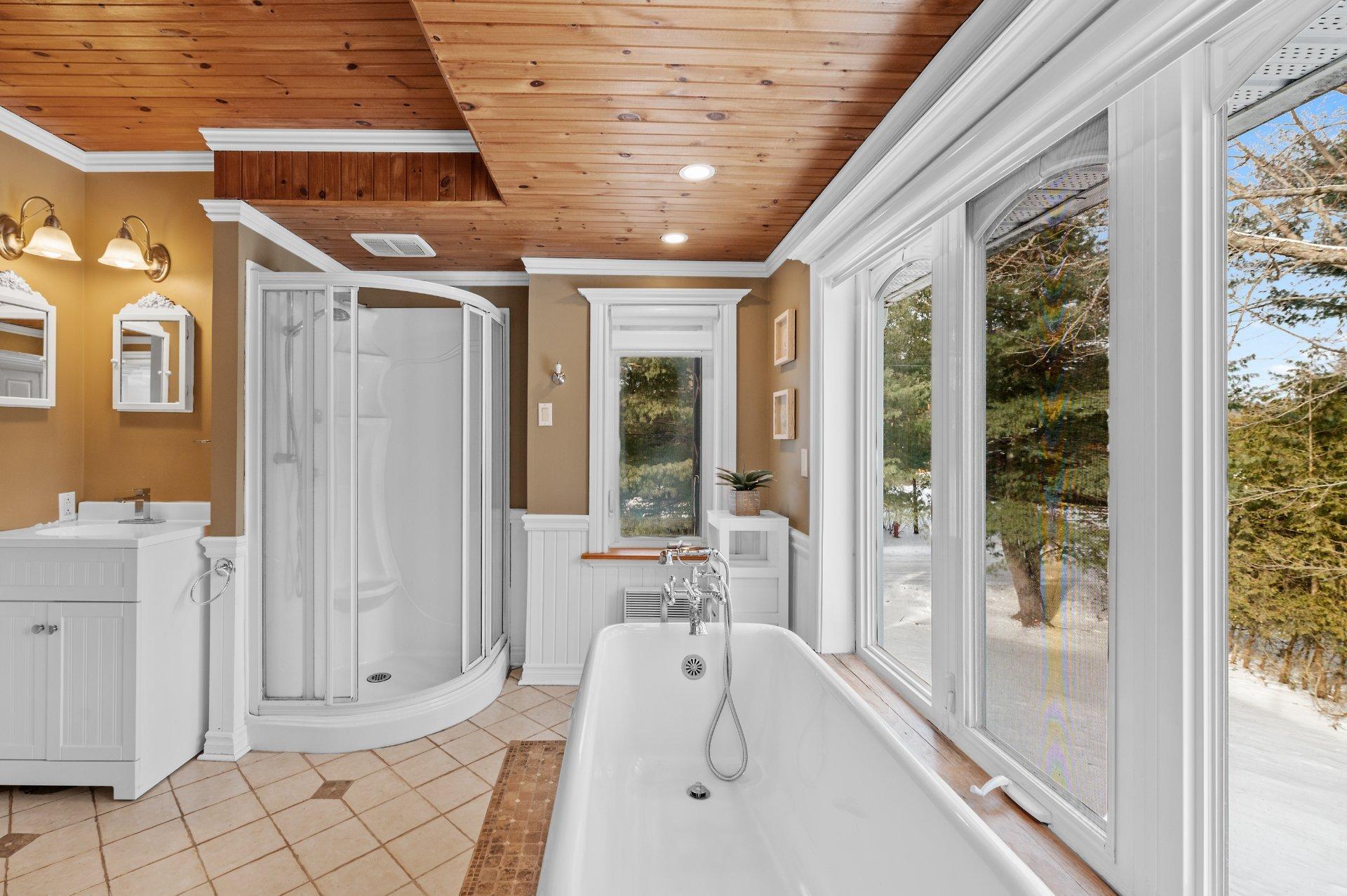 









585


Rue de la Vallée-du-Golf

,
Sainte-Adèle,




QC
J8B1P4


