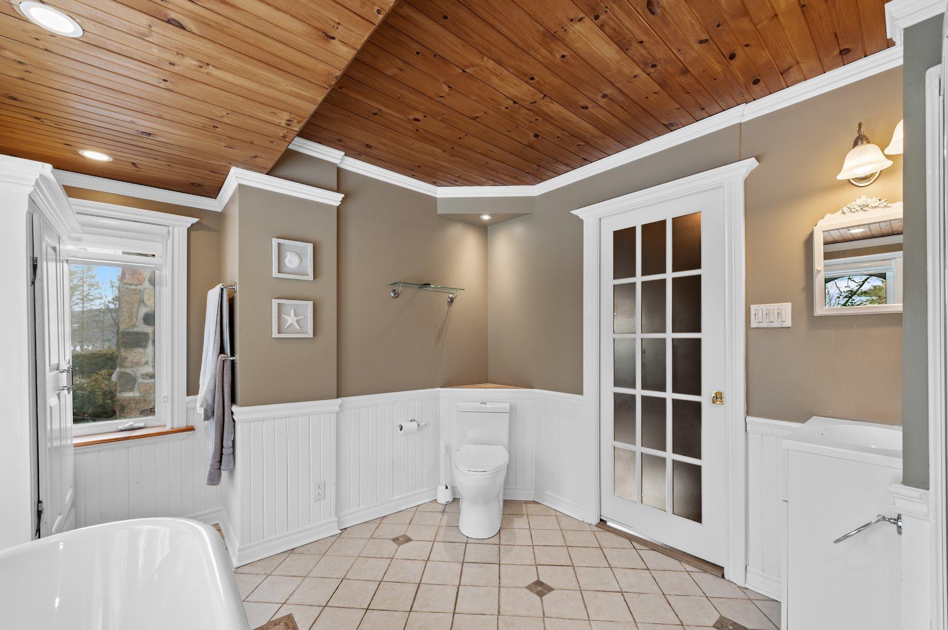 









585


Rue de la Vallée-du-Golf

,
Sainte-Adèle,




QC
J8B1P4

