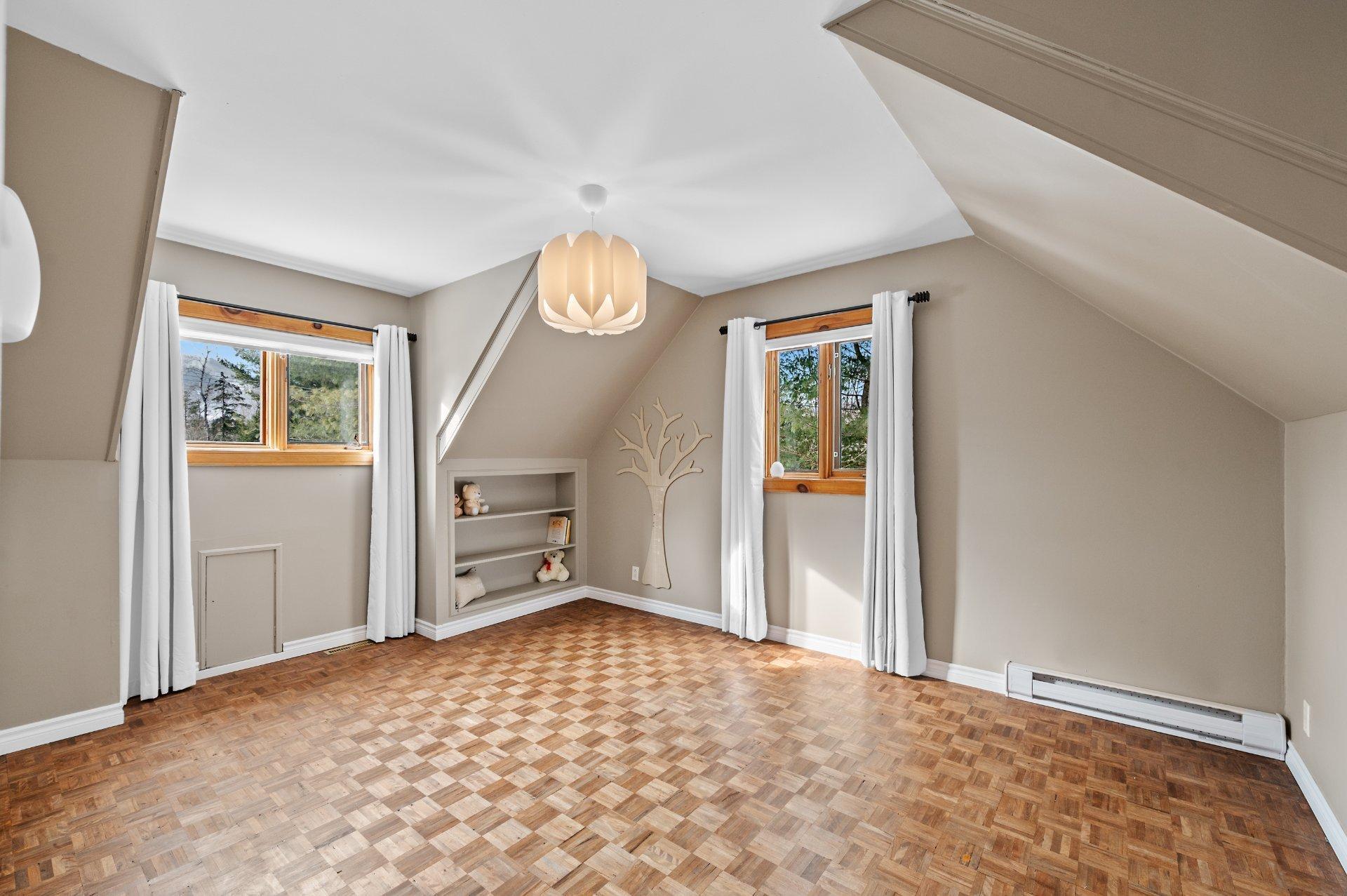 









585


Rue de la Vallée-du-Golf

,
Sainte-Adèle,




QC
J8B1P4


