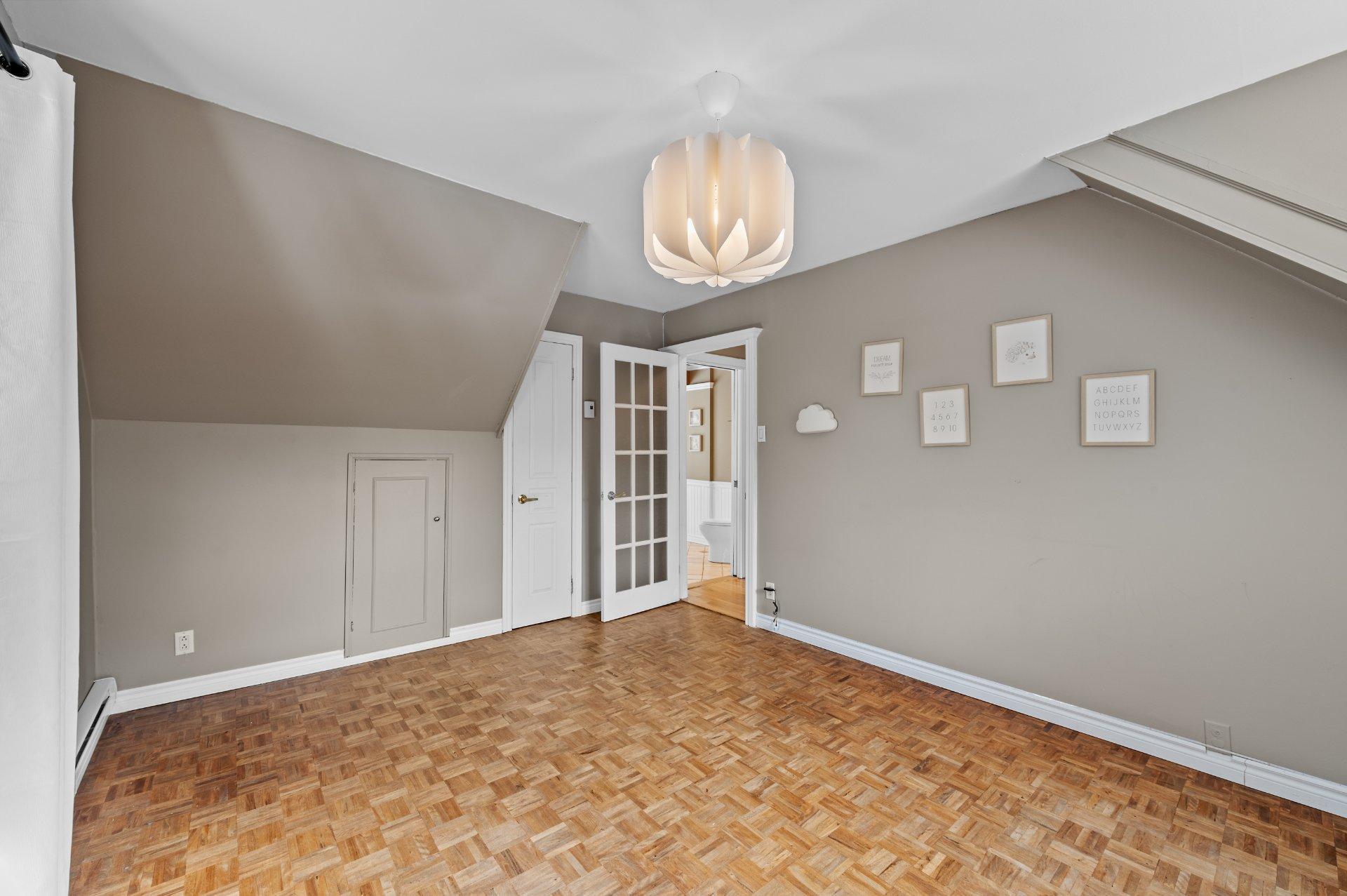 









585


Rue de la Vallée-du-Golf

,
Sainte-Adèle,




QC
J8B1P4

