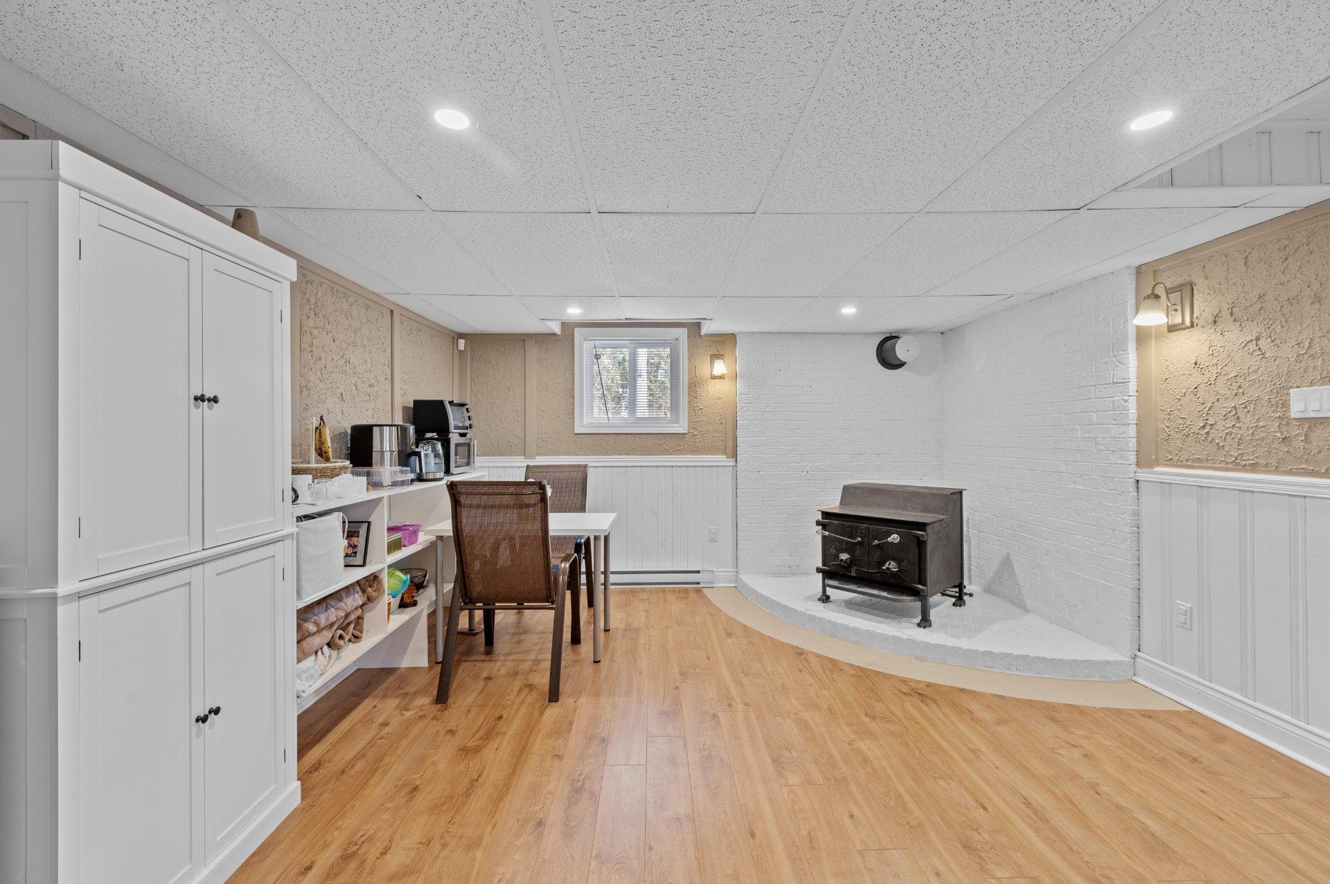 









585


Rue de la Vallée-du-Golf

,
Sainte-Adèle,




QC
J8B1P4

