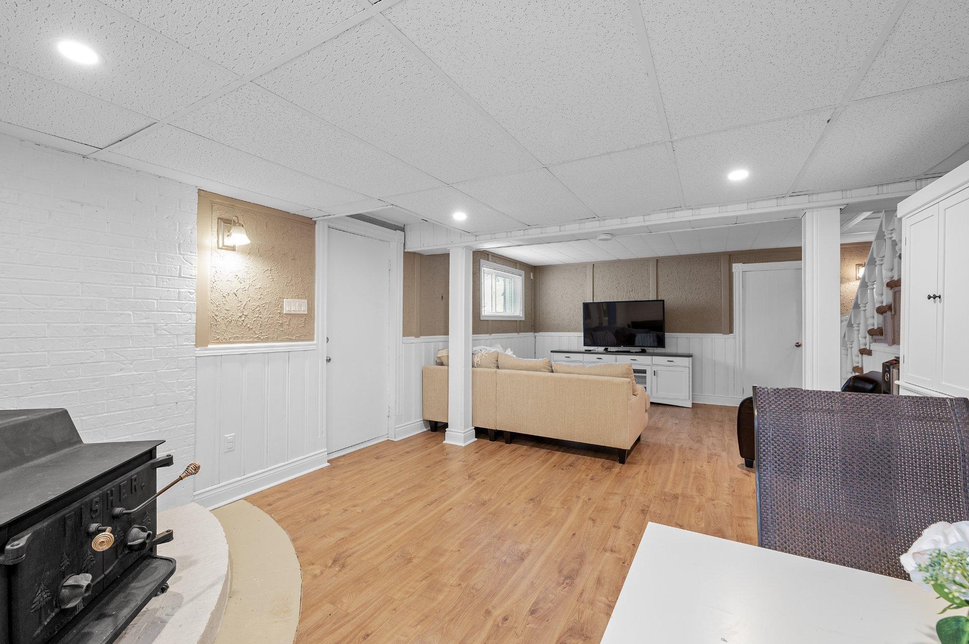 









585


Rue de la Vallée-du-Golf

,
Sainte-Adèle,




QC
J8B1P4

