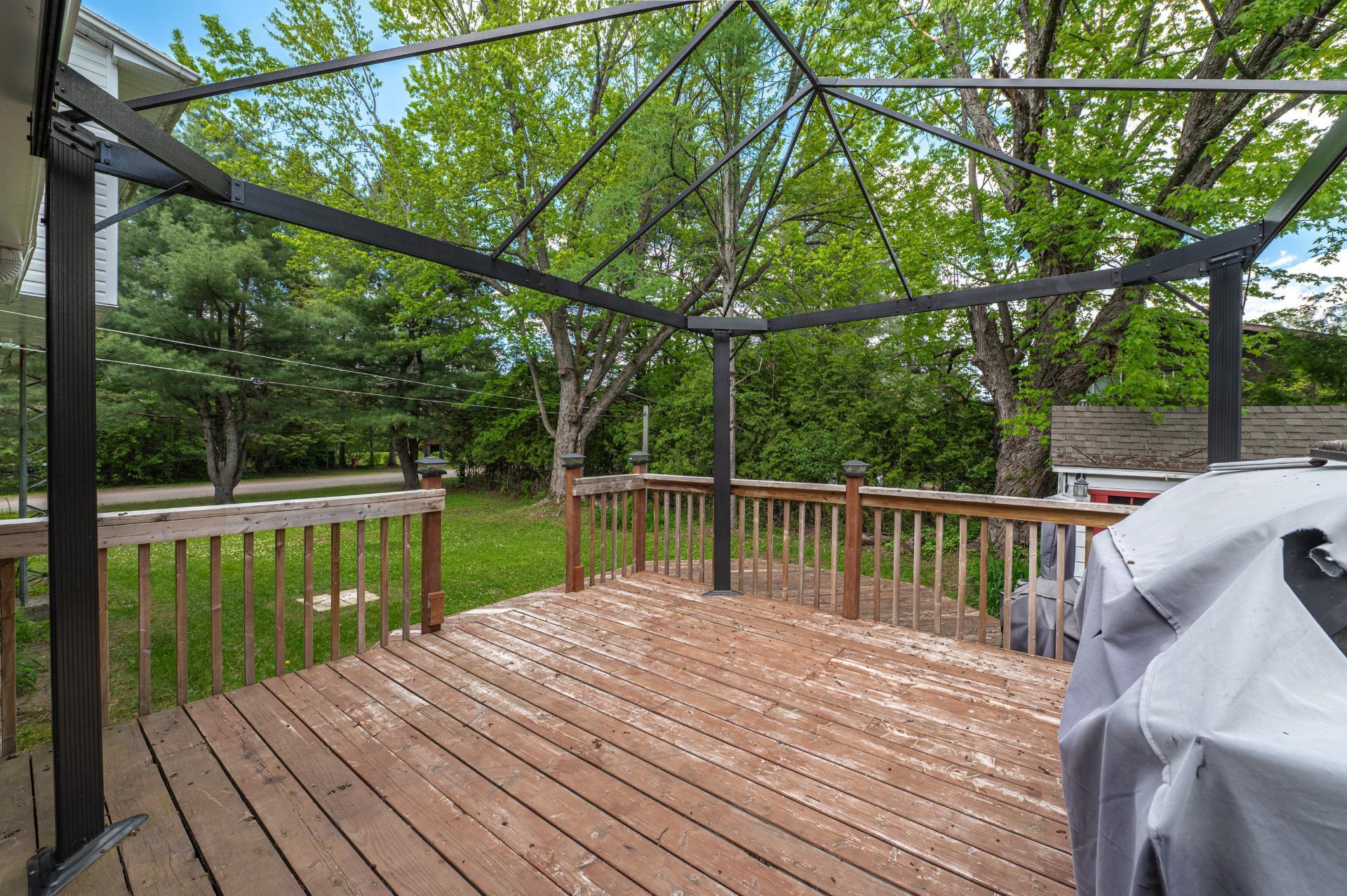 









585


Rue de la Vallée-du-Golf

,
Sainte-Adèle,




QC
J8B1P4

