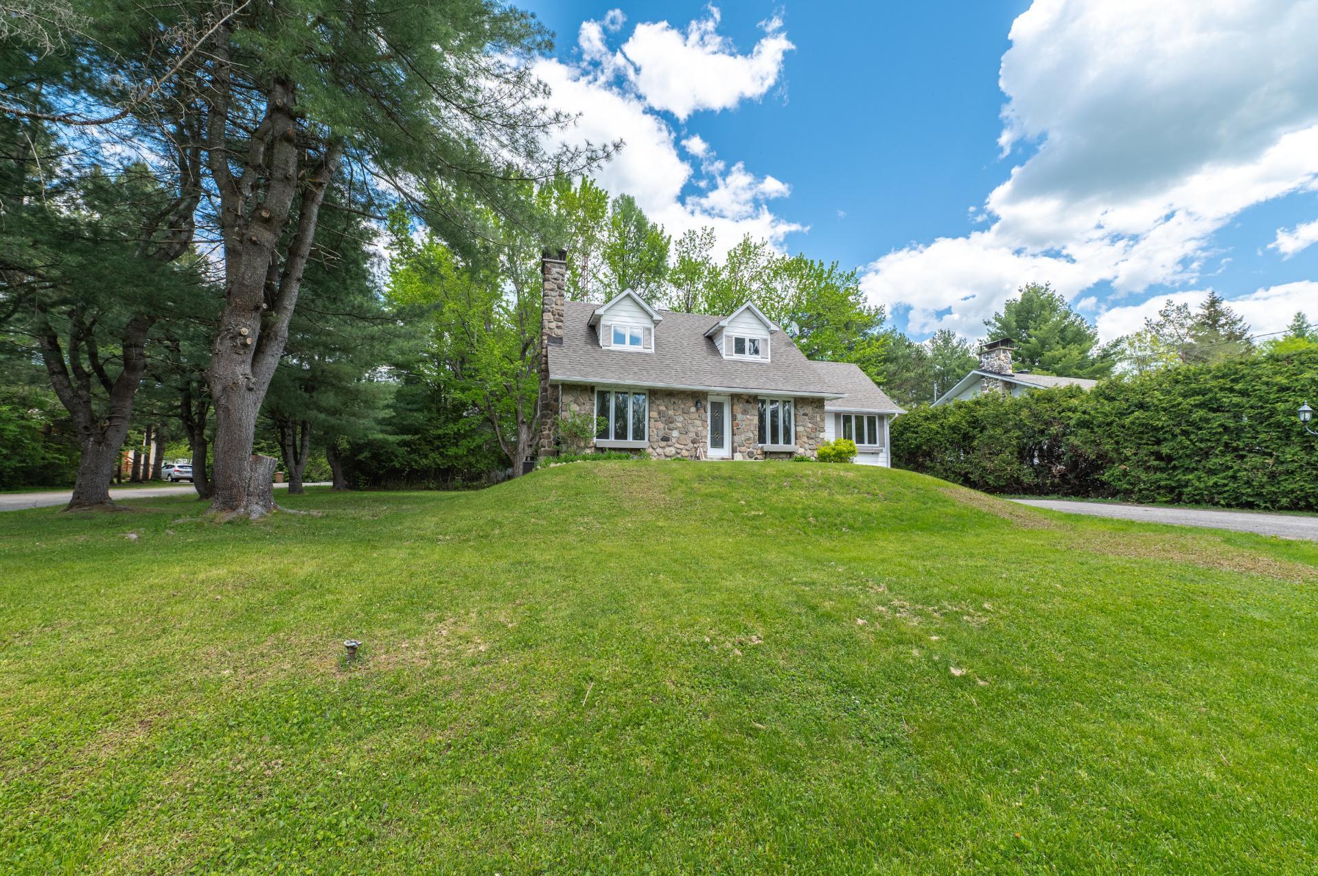 









585


Rue de la Vallée-du-Golf

,
Sainte-Adèle,




QC
J8B1P4

