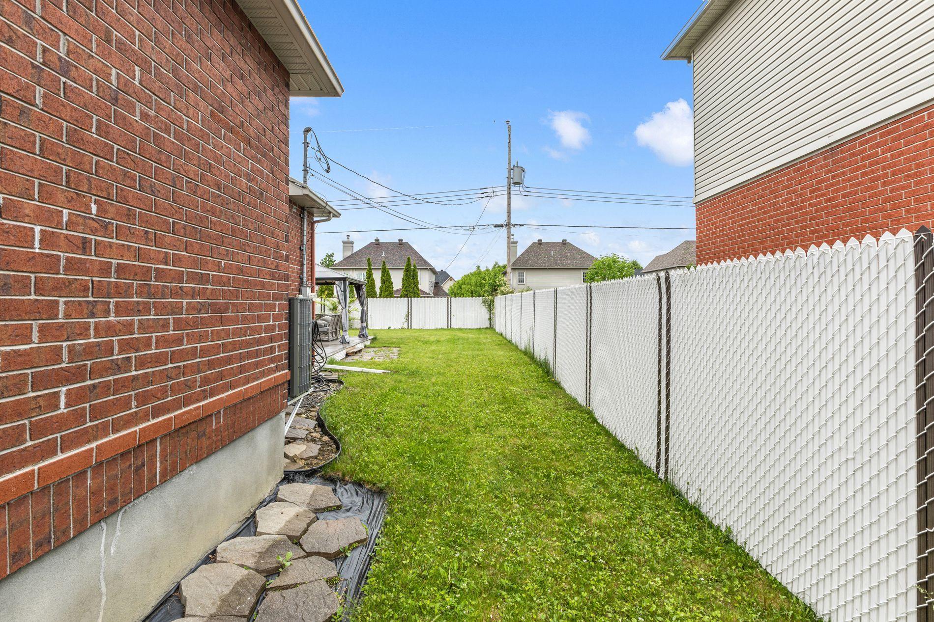 









18661


Rue Auban

,
Montréal (Pierrefonds-Roxboro),




QC
H9K1P6

